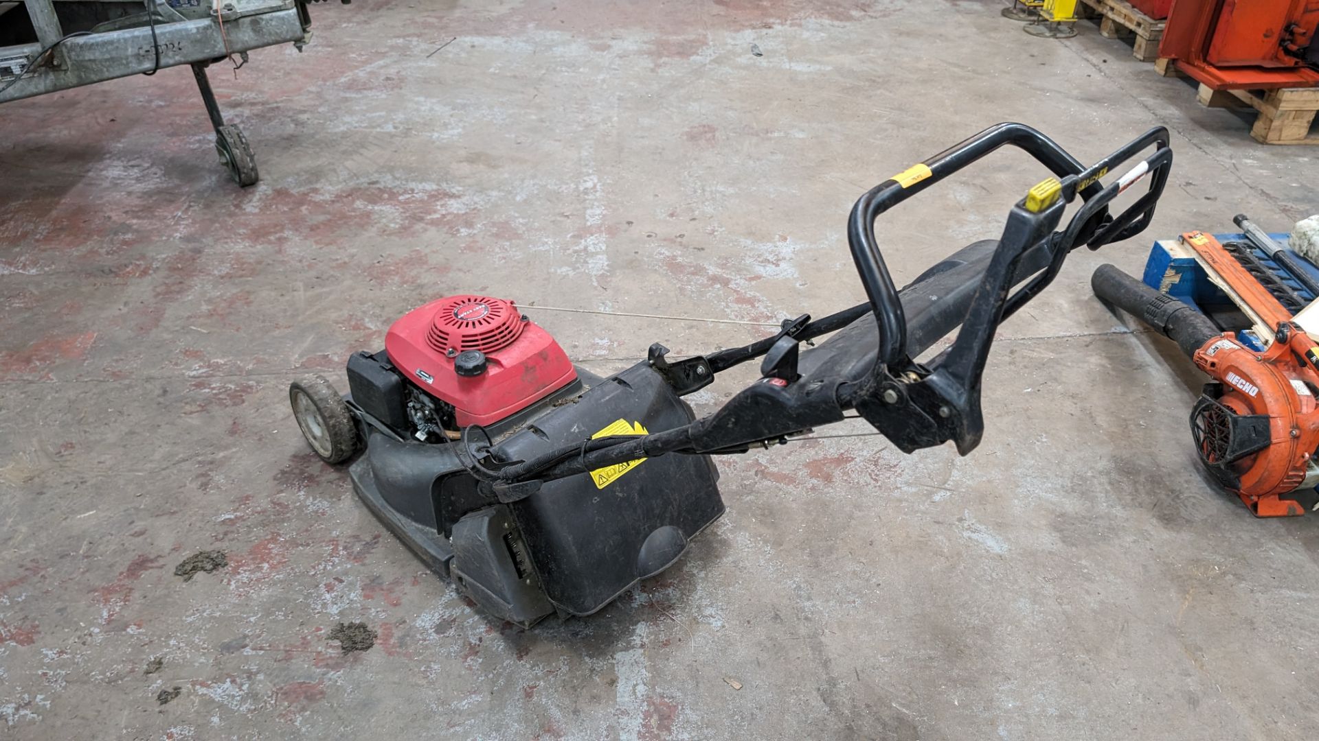 Honda HRX476 lawnmower with high performance easy start 4 stroke engine - Image 8 of 12