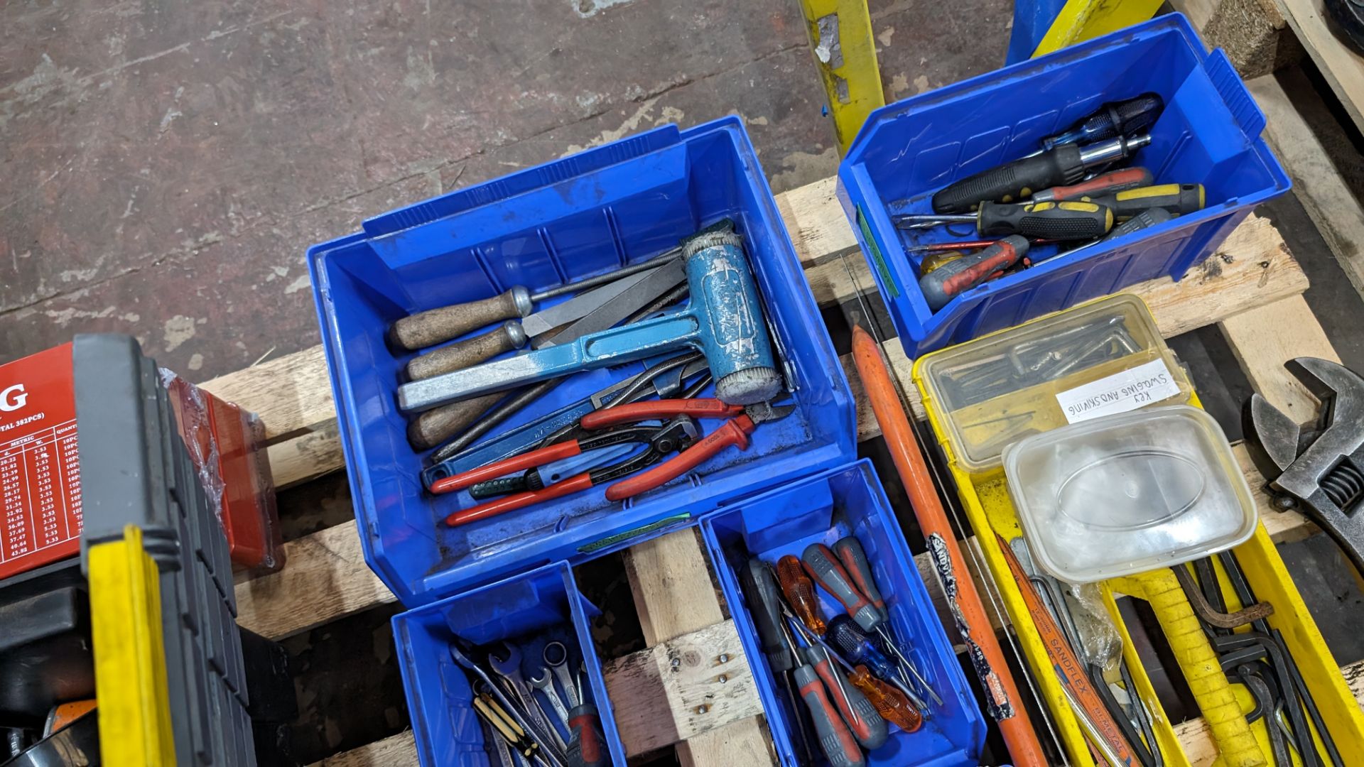 The contents of a pallet of assorted hand tools including toolbox & contents - Image 6 of 9