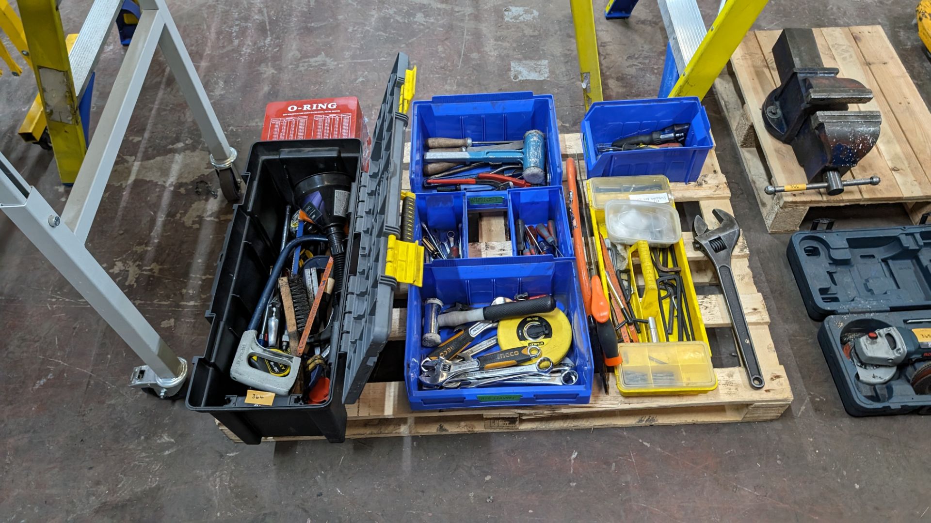 The contents of a pallet of assorted hand tools including toolbox & contents - Image 2 of 9