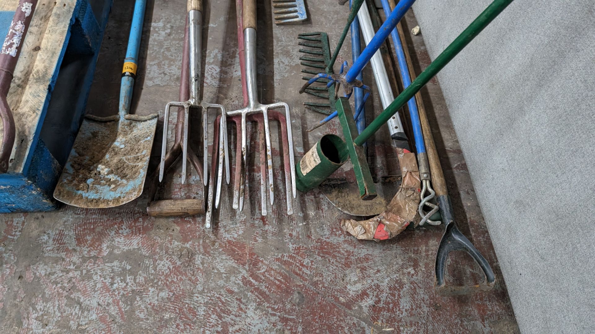 Quantity of assorted garden tools including forks, spades, rakes, choppers & more - Image 7 of 9