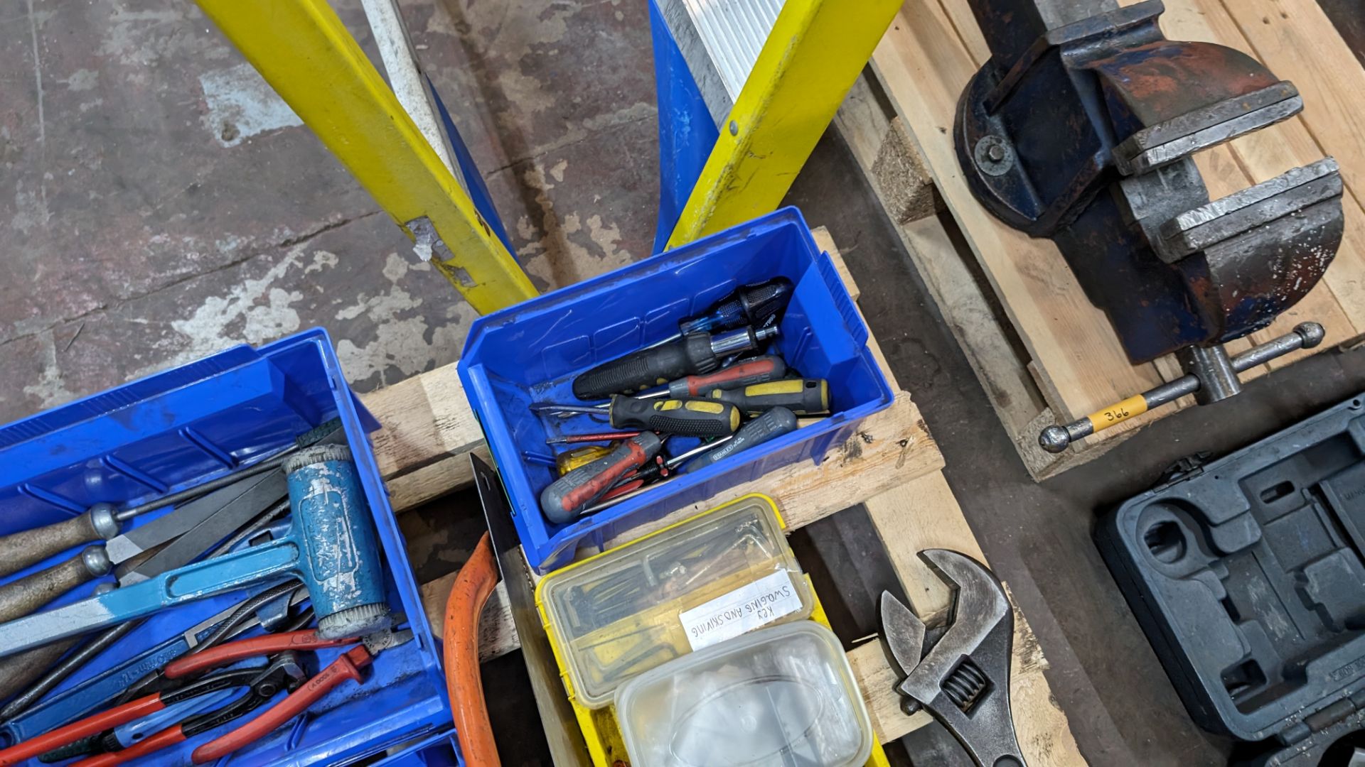 The contents of a pallet of assorted hand tools including toolbox & contents - Image 8 of 9