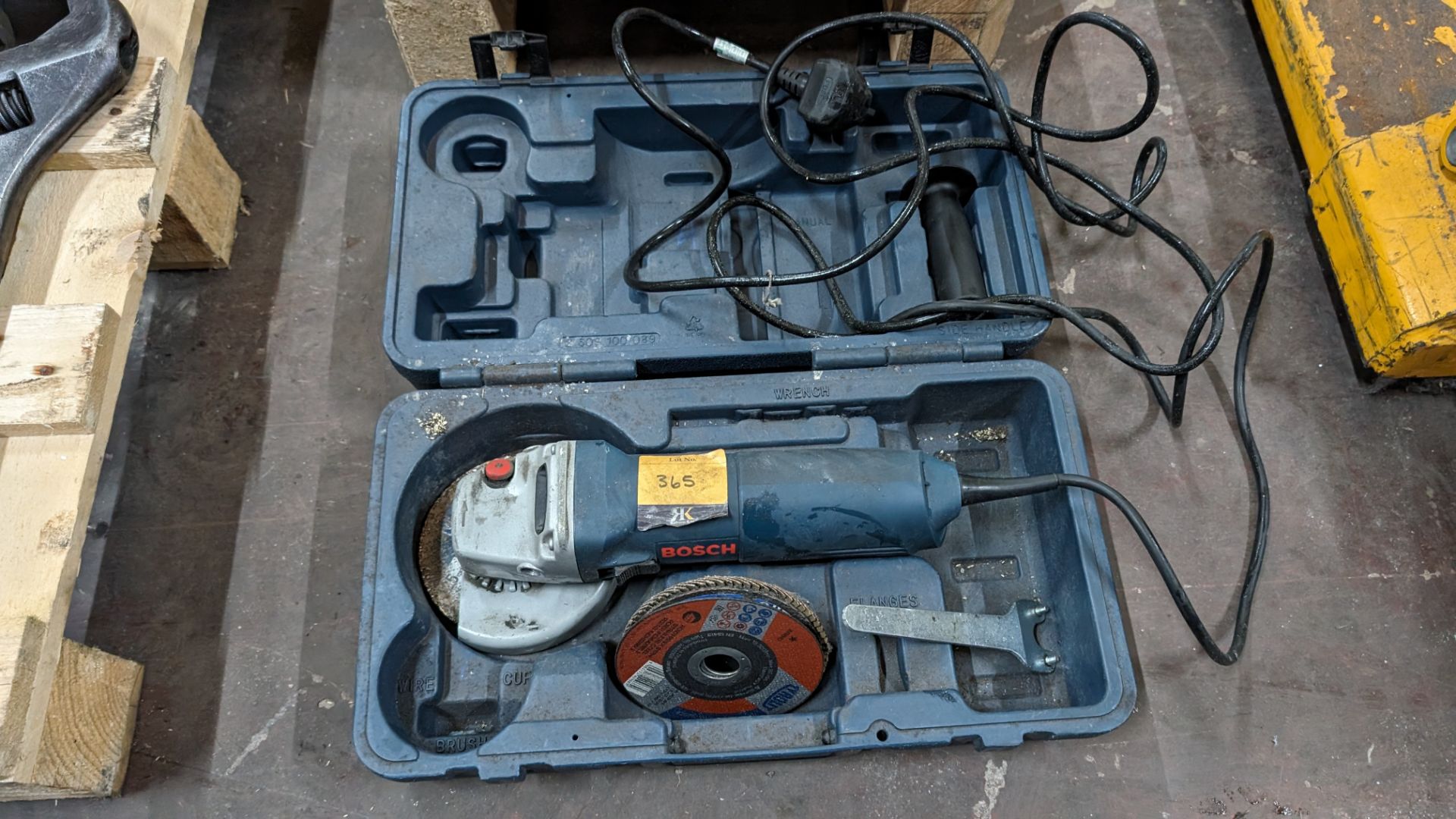 Bosch angle grinder with discs & case