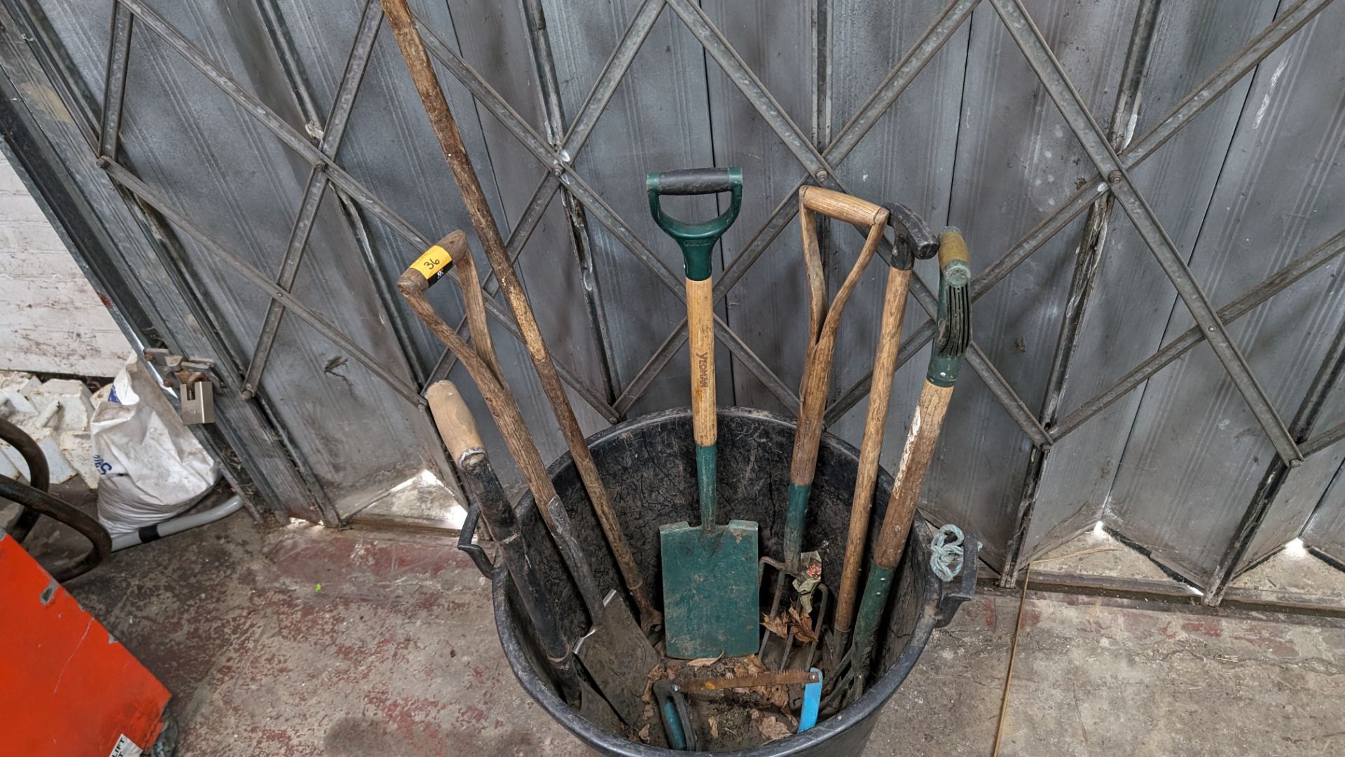Bucket & contents of assorted long handled spades, forks & other garden implements - Image 2 of 7
