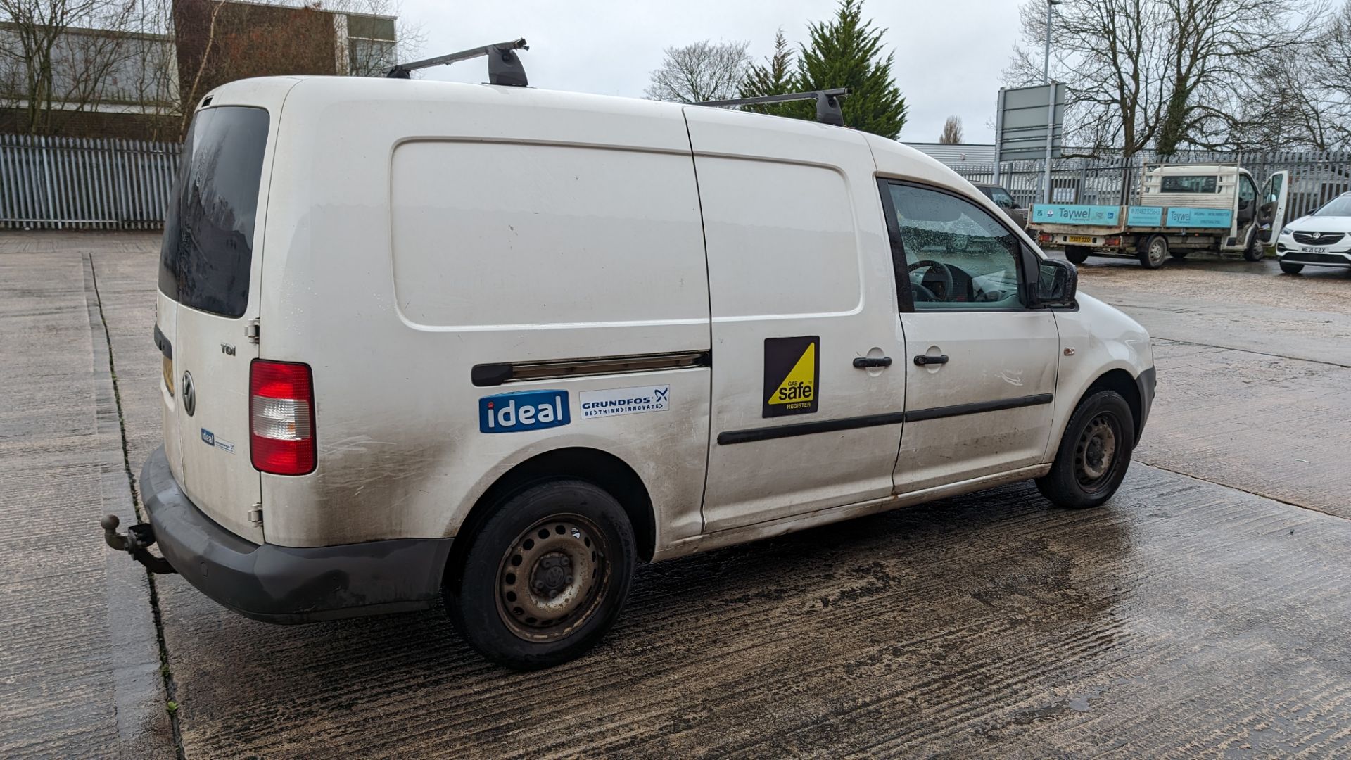 2010 Volkswagen Caddy Maxi C20 TDi 104 panel van - Image 9 of 18