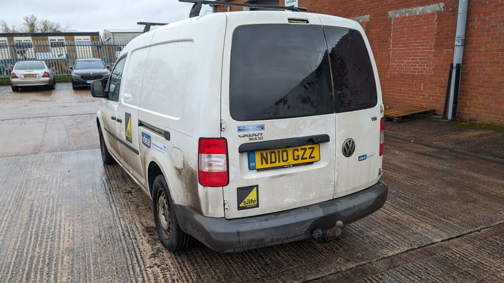 2010 Volkswagen Caddy Maxi C20 TDi 104 panel van - Image 7 of 18