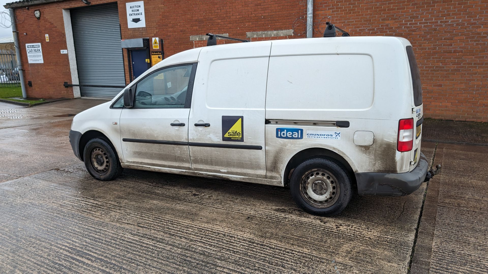 2010 Volkswagen Caddy Maxi C20 TDi 104 panel van - Image 5 of 18