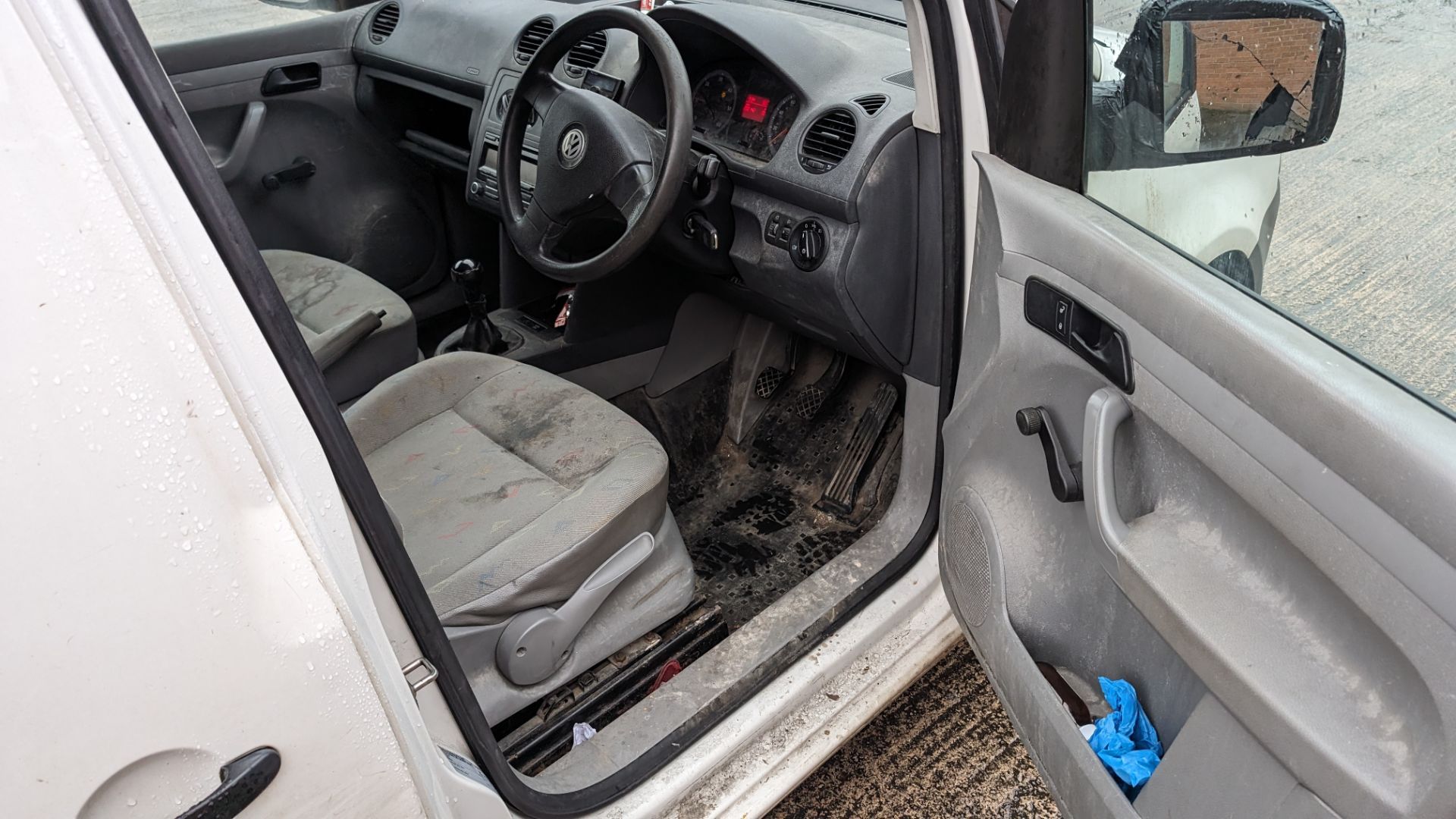 2010 Volkswagen Caddy Maxi C20 TDi 104 panel van - Image 16 of 18