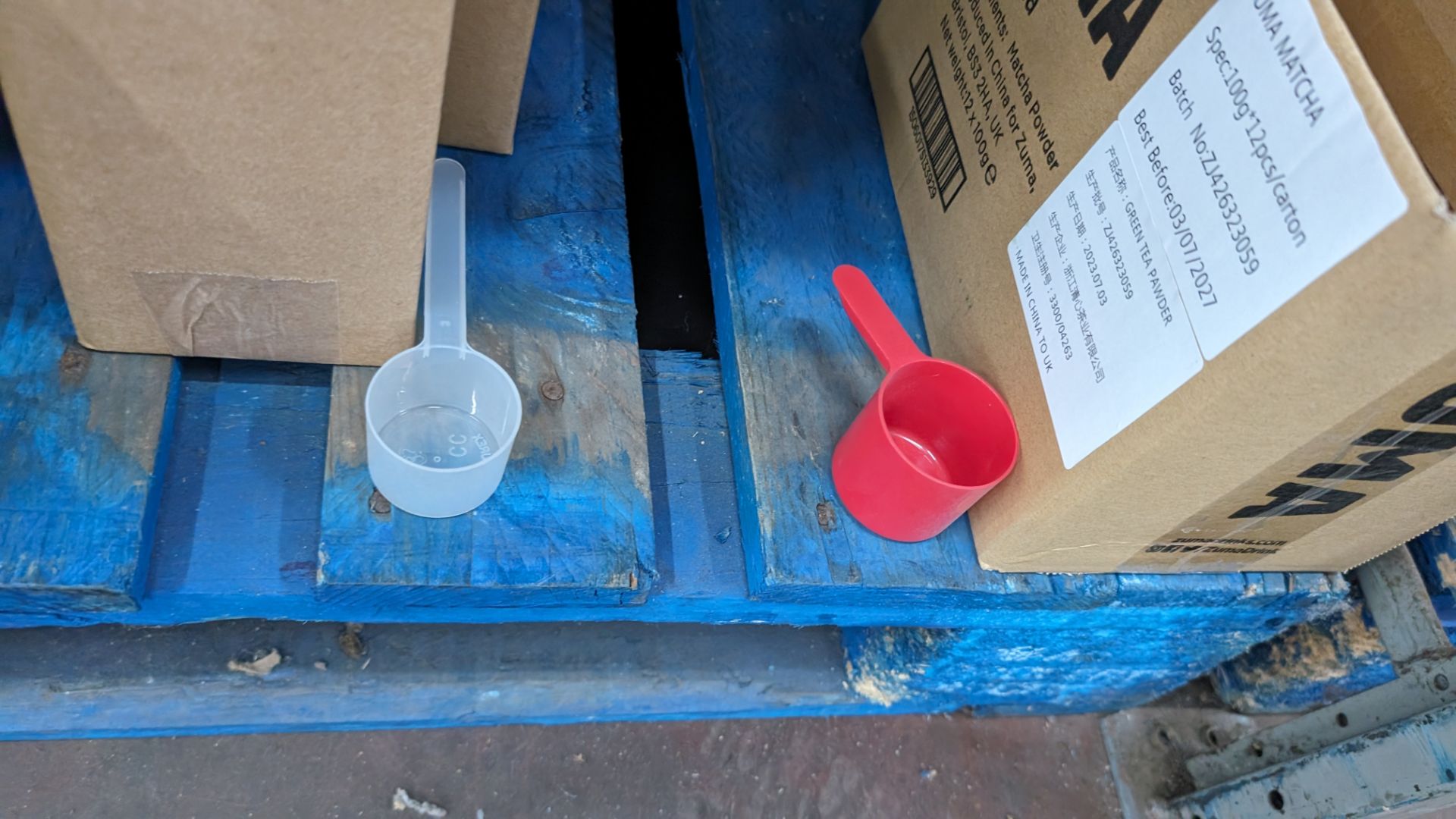 The contents of a pallet of paperware comprising straws & cups. This lot also includes 3 small boxe - Image 6 of 9