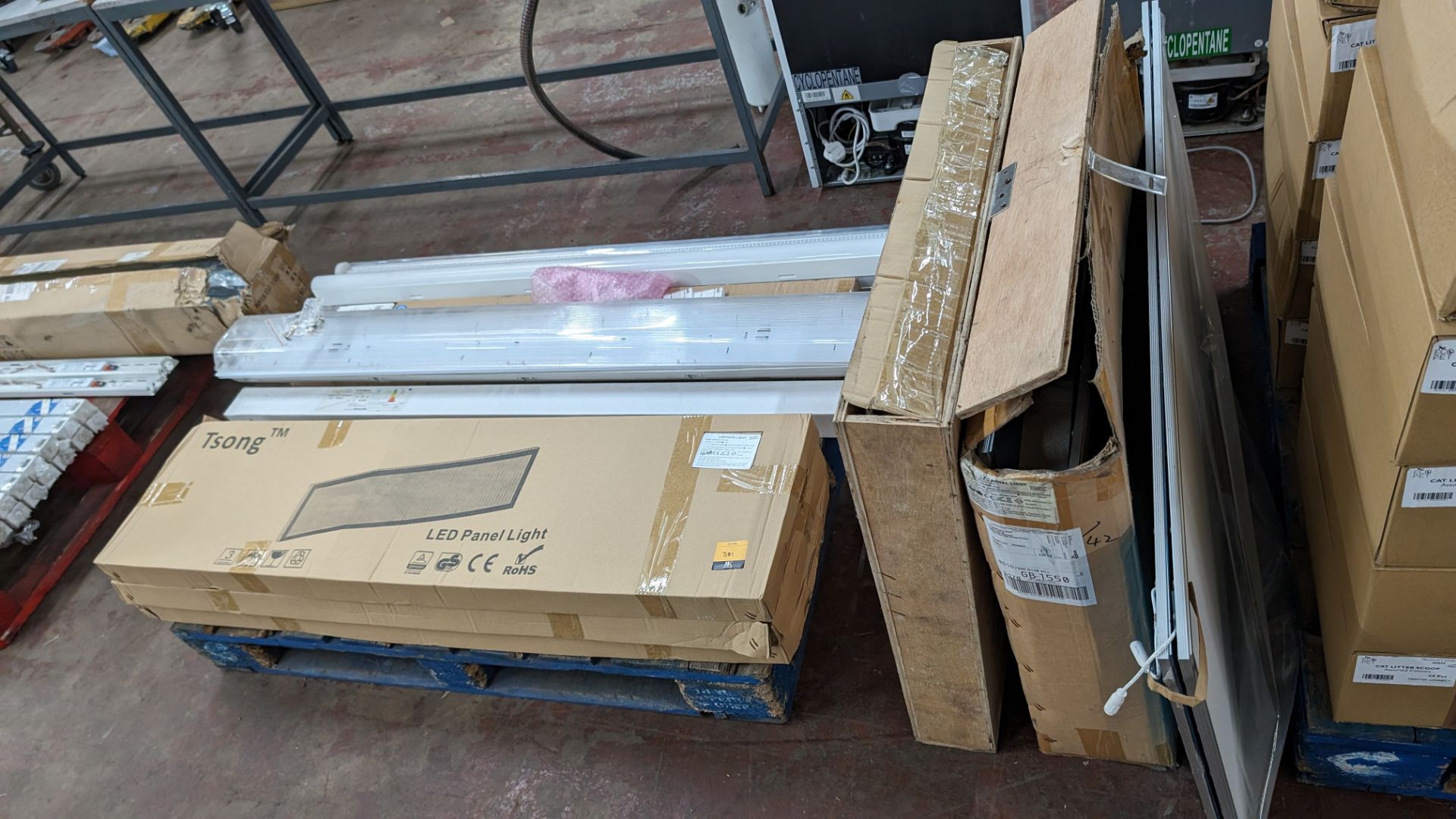 Quantity of assorted lighting comprising the contents of a pallet of panel lights and batten fitting