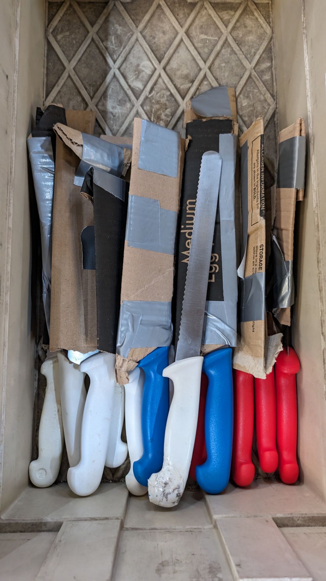 The contents of a crate of chefs knives - Bild 4 aus 4