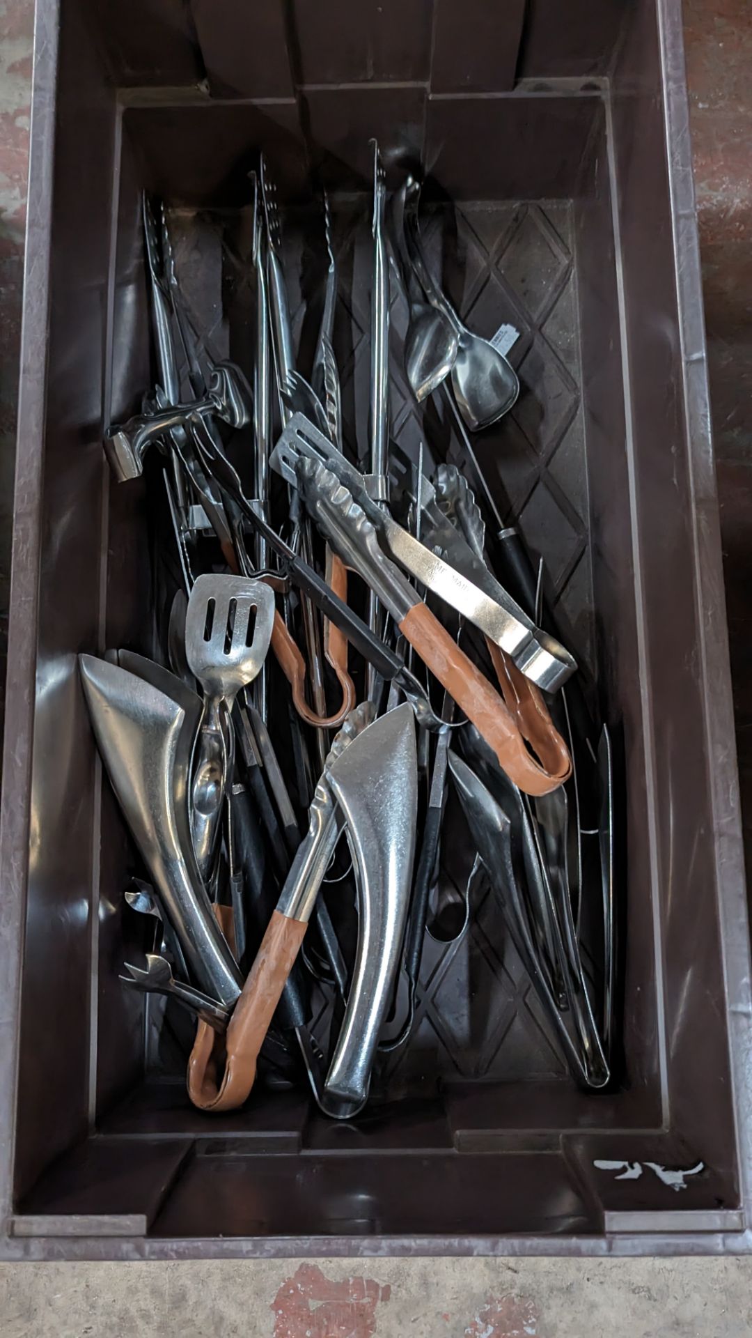 The contents of a crate of assorted tongs and other utensils - Bild 3 aus 4