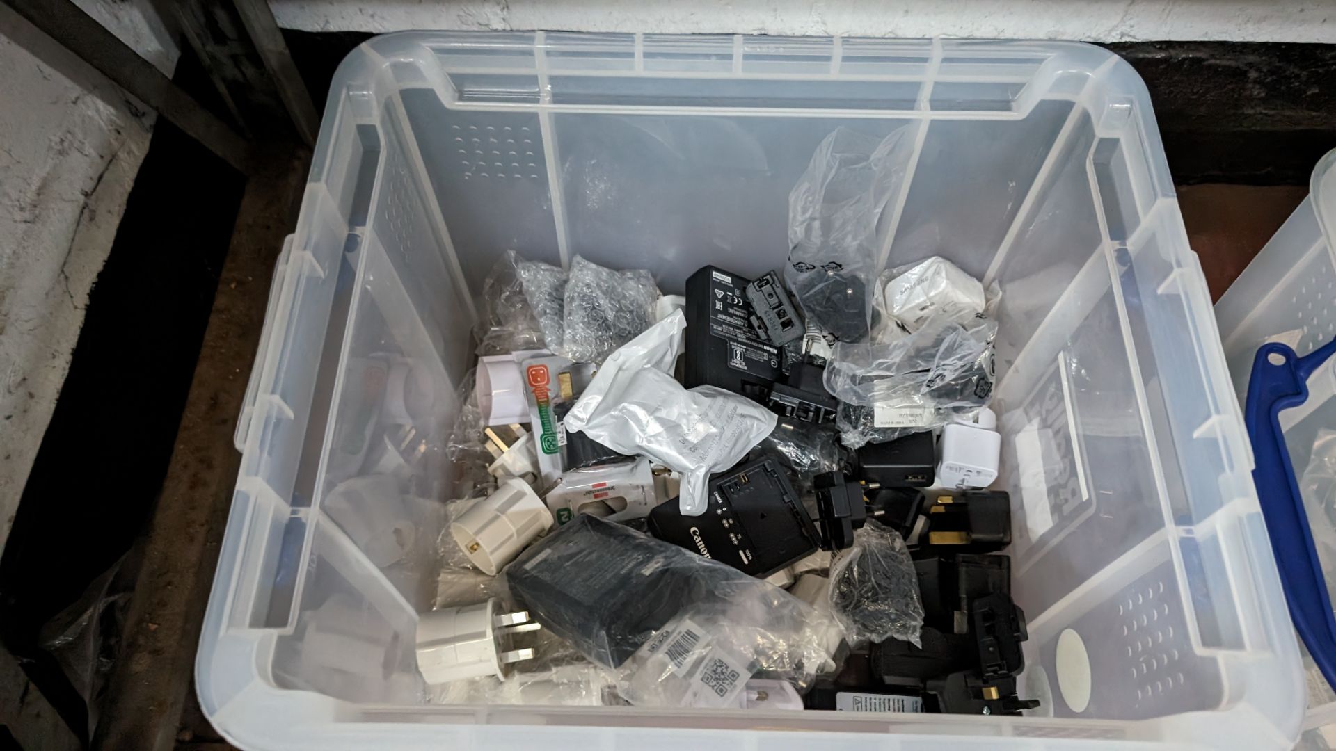 The contents of a crate of assorted power adaptors, battery charges and related - Bild 4 aus 8