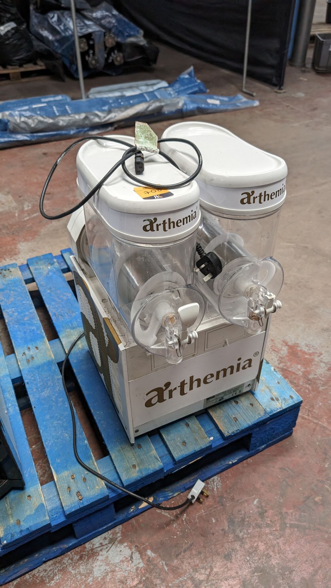 Arthemia twin compartment iced drink/slush drink dispenser