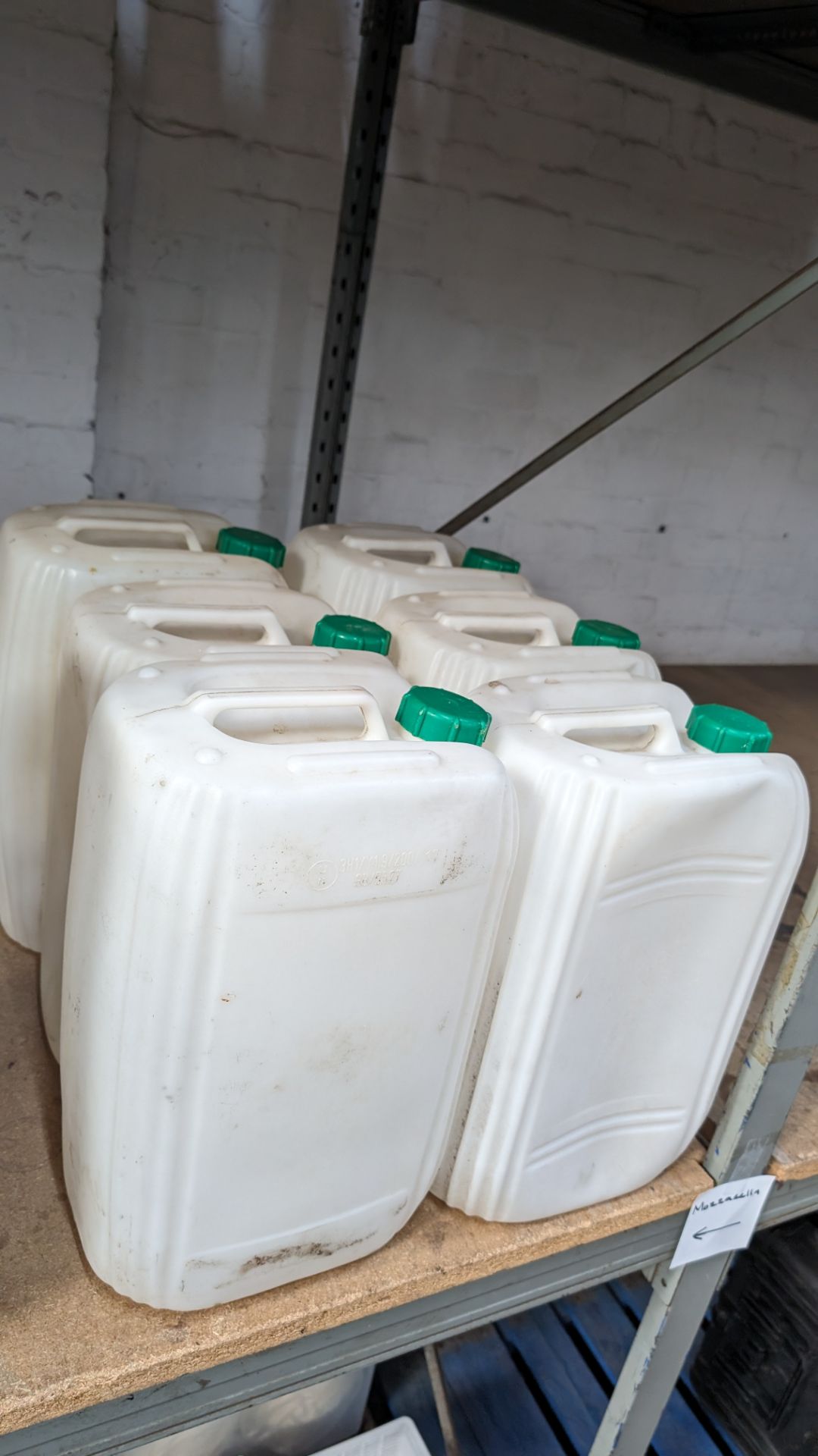 Quantity of plastic receptacles, comprising the contents of a pallet, plus small tubs above same (as - Bild 4 aus 10