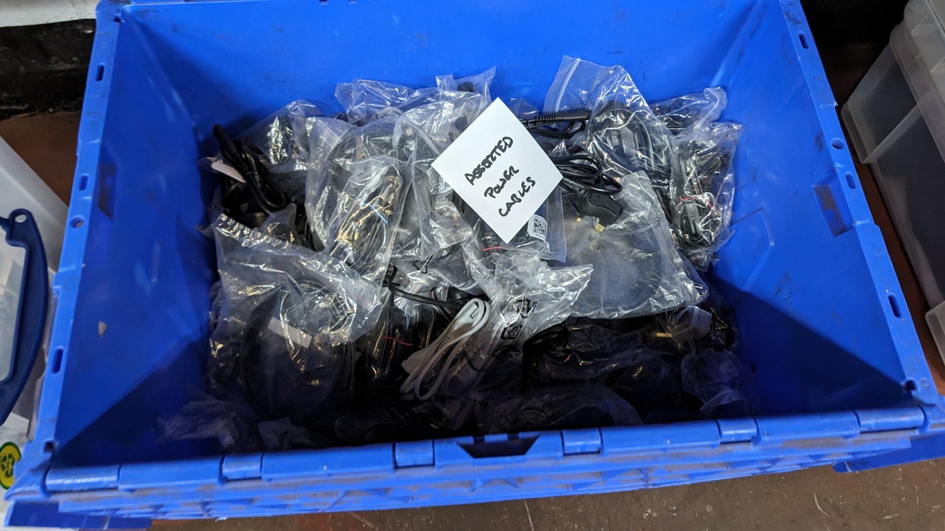 The contents of a crate of assorted power cables - Image 4 of 10