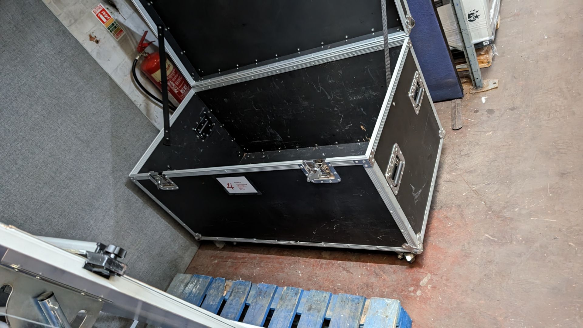 Large mobile flight case, external dimensions approx. 123cm x 78cm x 63cm - Image 4 of 7