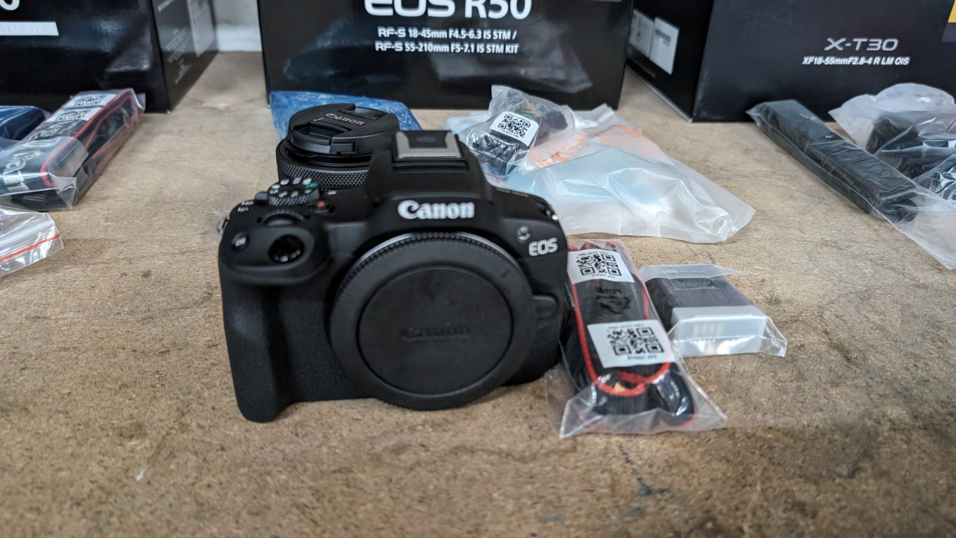 Canon EOS R50 camera, including 18-45mm lens, plus strap, battery, charger and more - Bild 3 aus 14