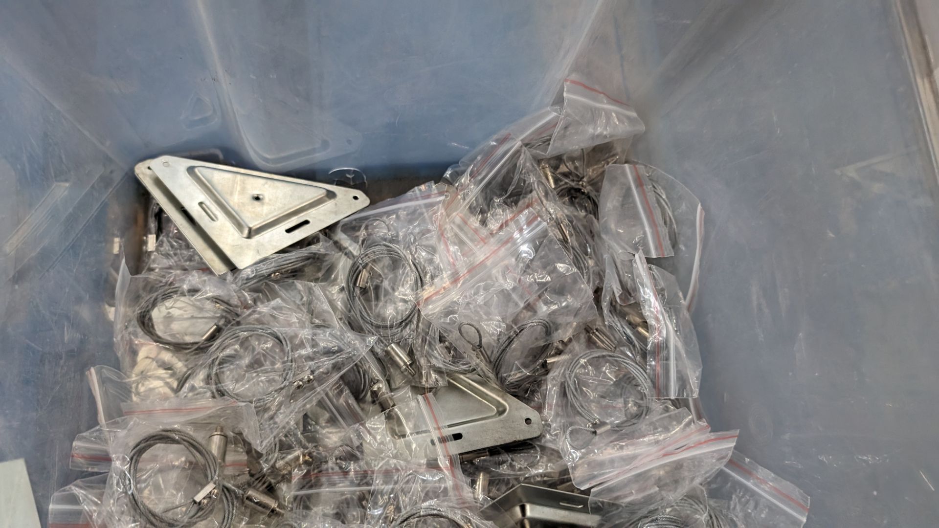 The contents of a crate of wire cable and fixing plates. For use with A1 and A2 panels - Bild 6 aus 7