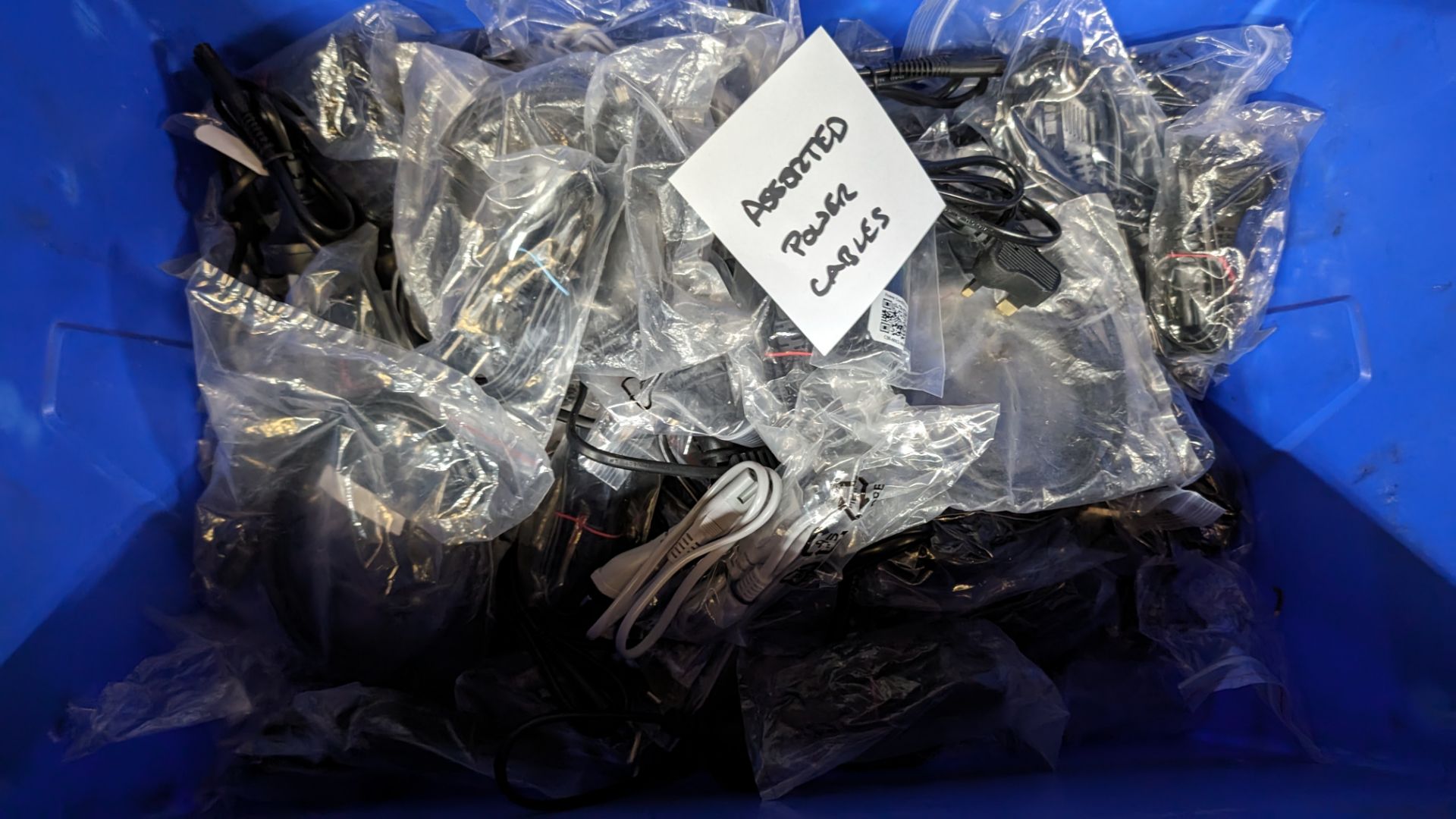 The contents of a crate of assorted power cables - Image 5 of 10
