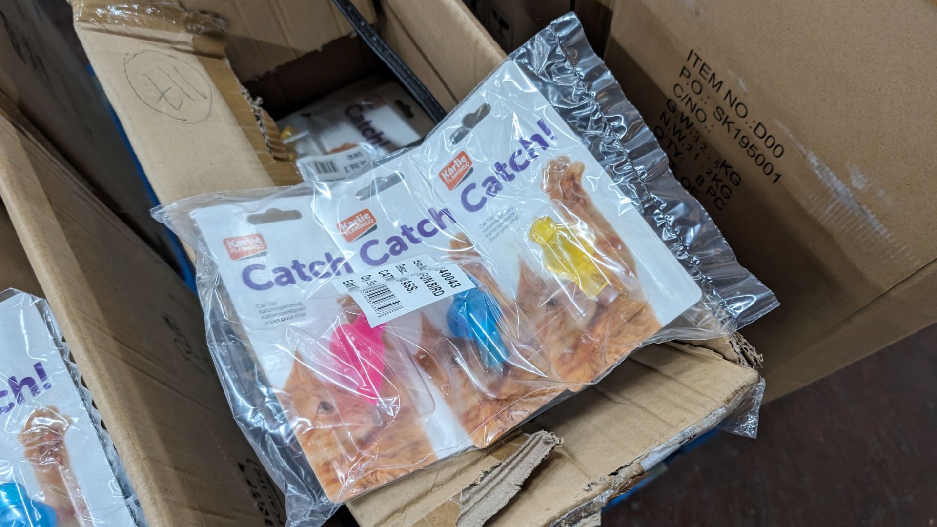 Box of Catch cat toys - assorted colours - Image 2 of 6