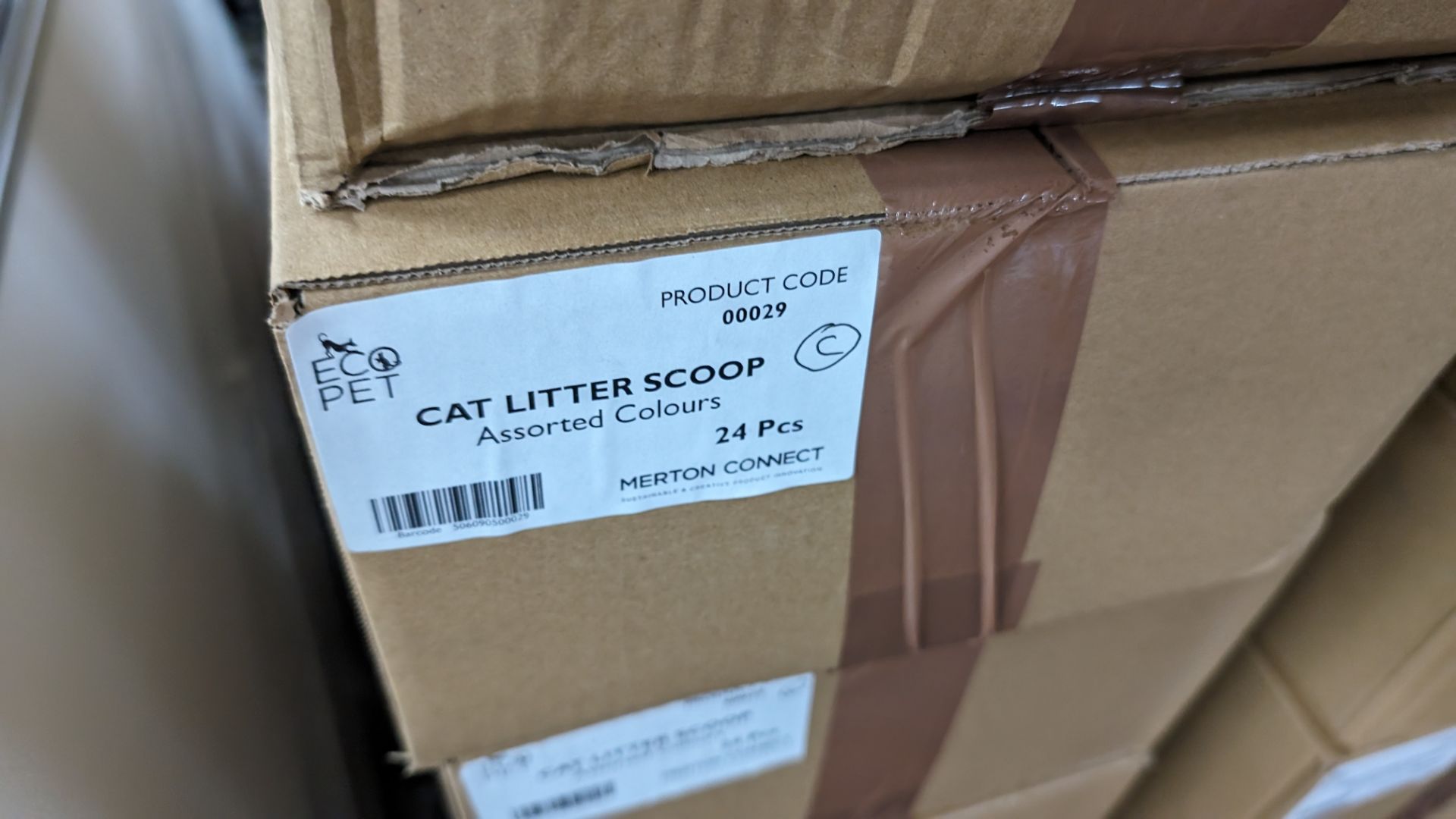 Approximately 115 off cat litter scoops in assorted colours - 5 cartons - Image 8 of 8