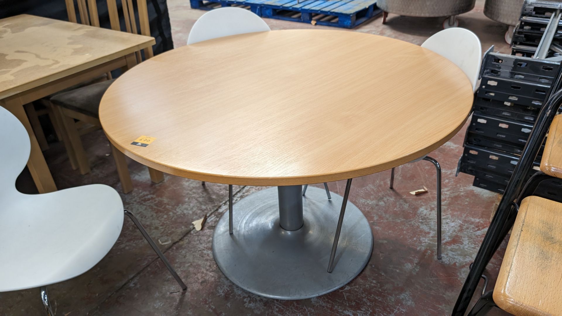 Round single pedestal table, approximately 1,200mm diameter - Bild 2 aus 5