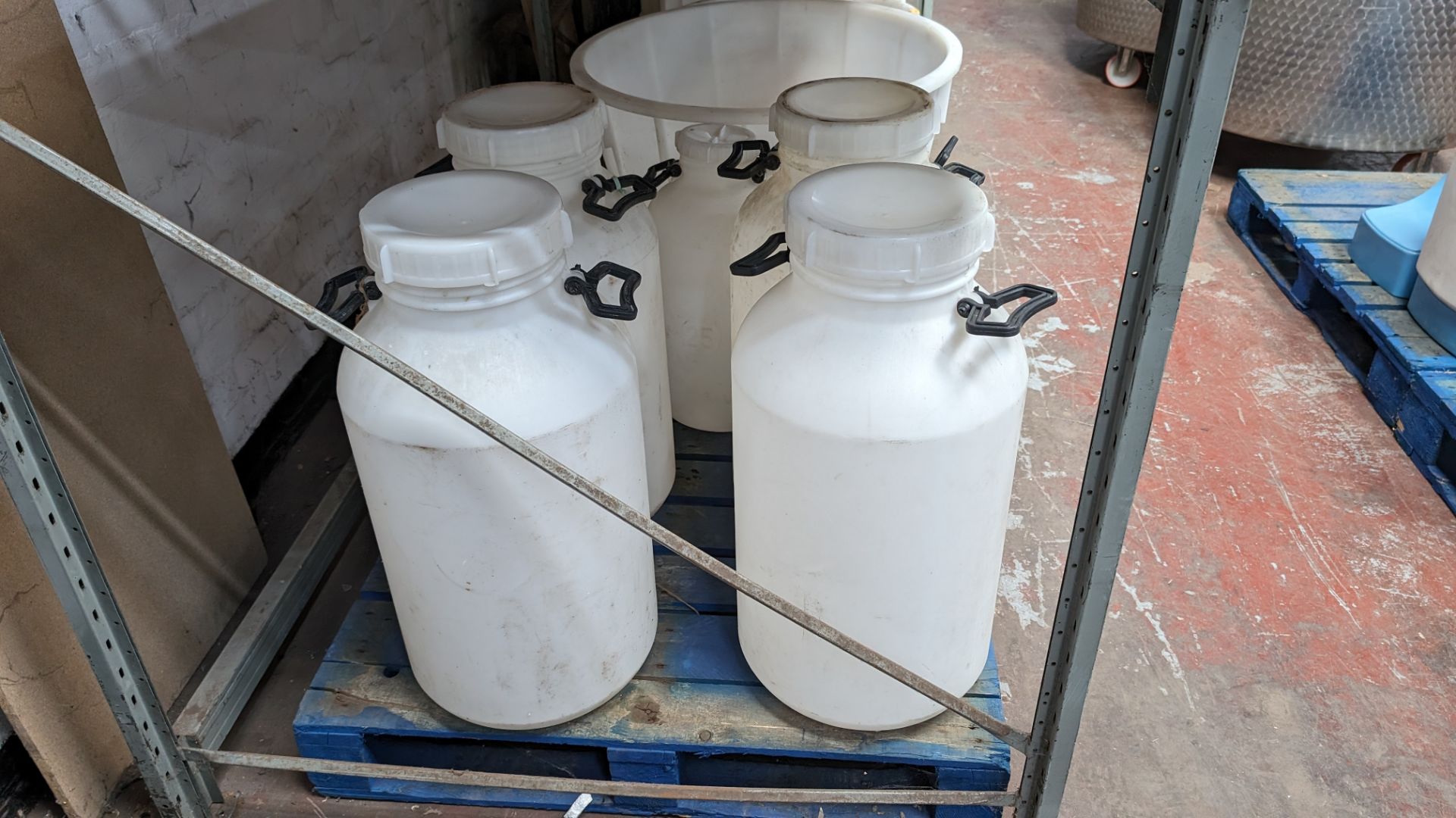 6 large and extra large plastic milk churns with lids - Image 4 of 4
