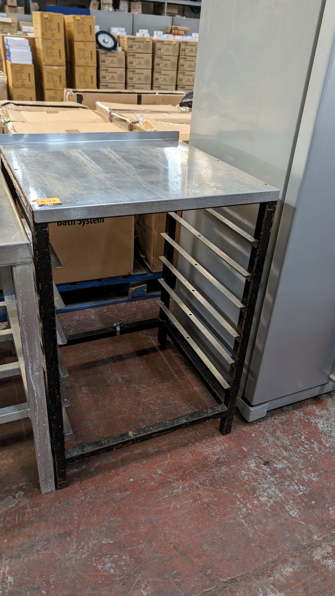 Stainless steel table with capacity for holding trays below, assumed to be for use for commercial di - Bild 2 aus 4