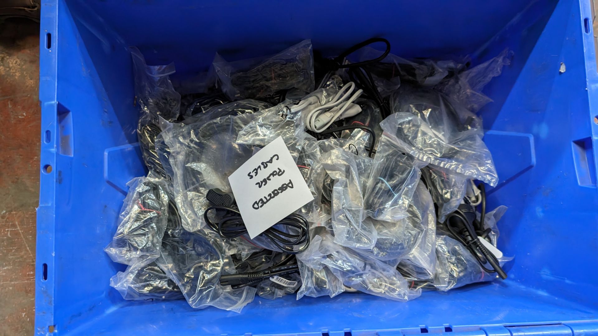 The contents of a crate of assorted power cables - Image 10 of 10