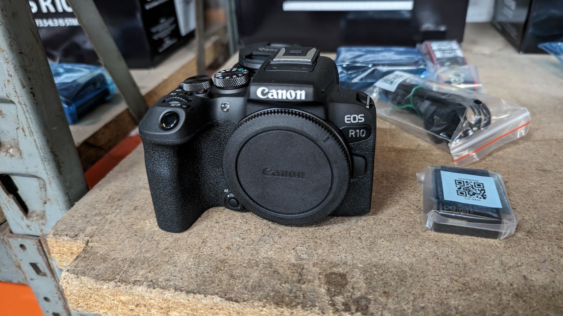 Canon EOS R10 camera kit, including 18-45mm lens, plus strap, battery, charger, cable and more - Image 4 of 14