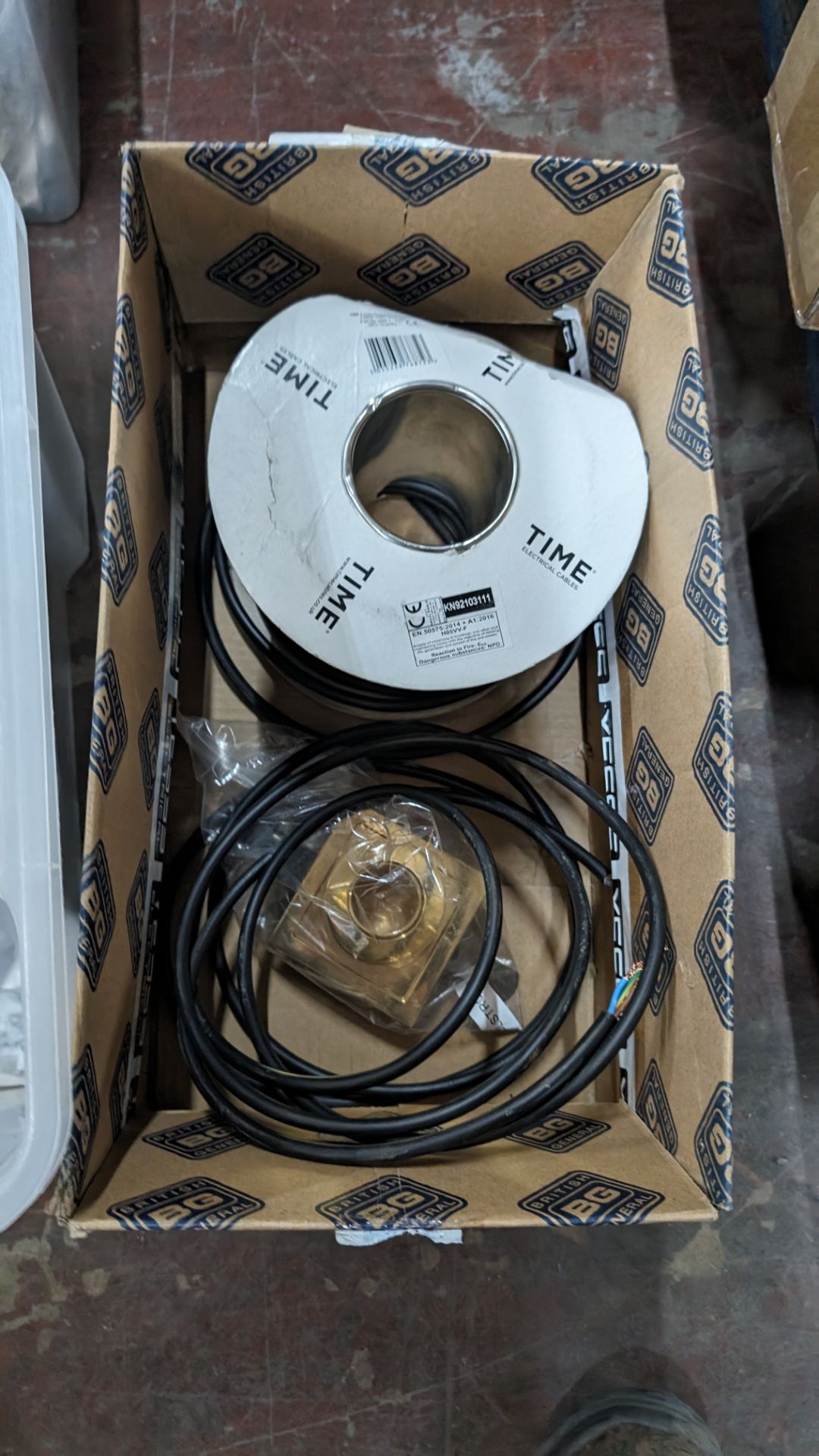 Box of cable plus light housing - Image 12 of 12