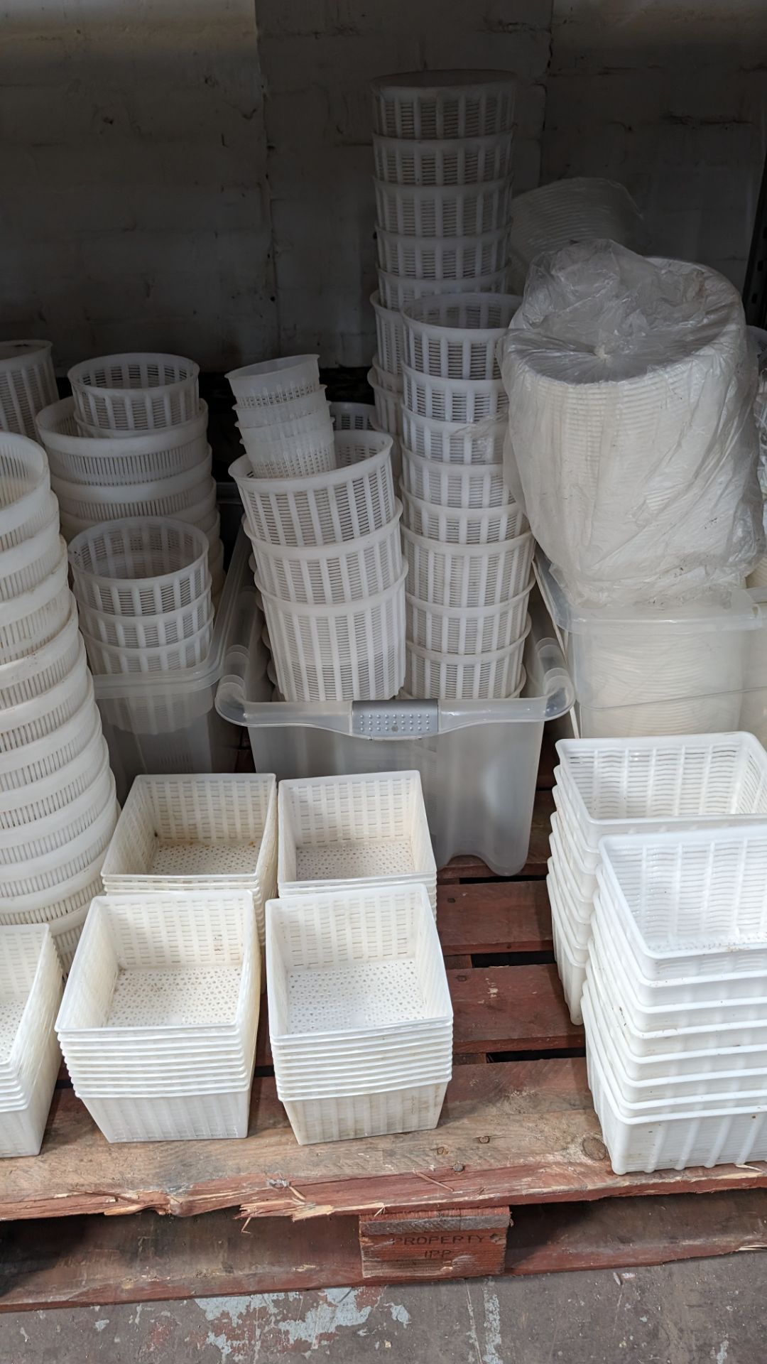 Quantity of plastic receptacles, comprising the contents of a pallet, plus small tubs above same (as - Bild 6 aus 10