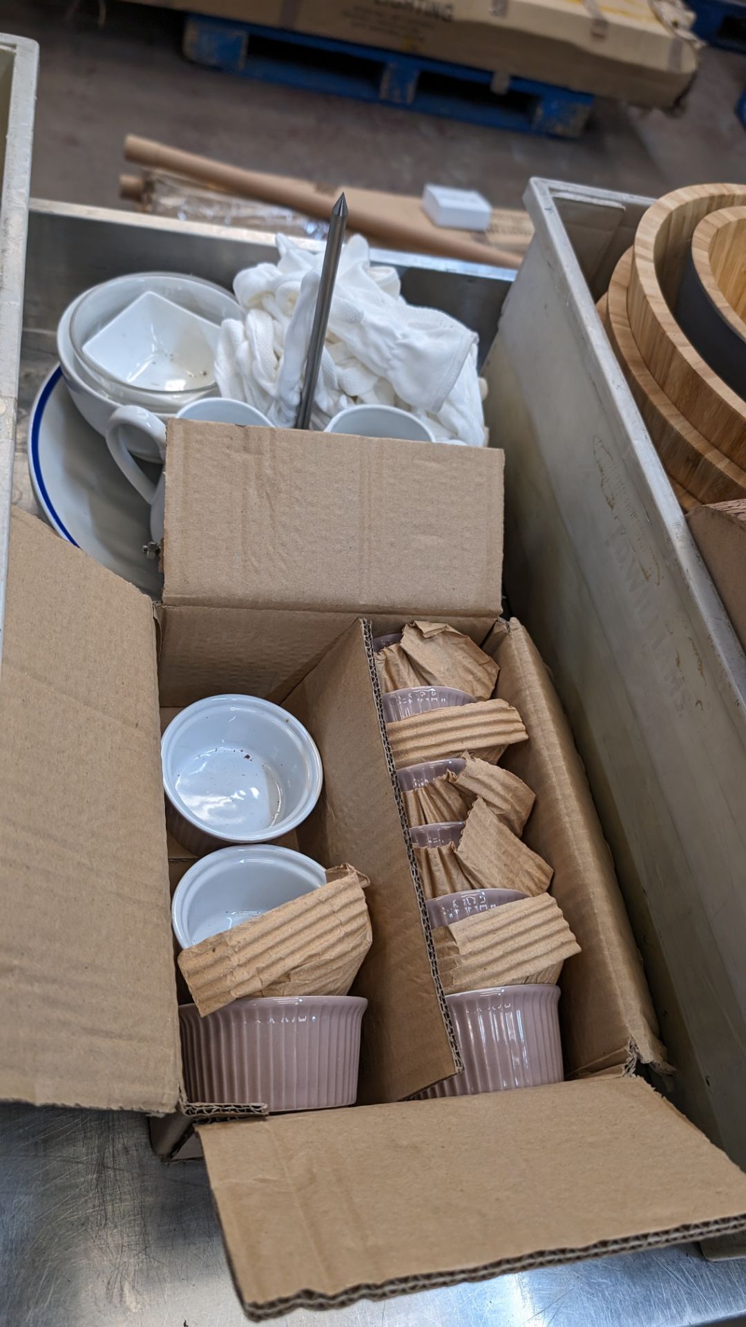 Quantity of ramekins and other crockery, wooden bowls and more - Bild 4 aus 6
