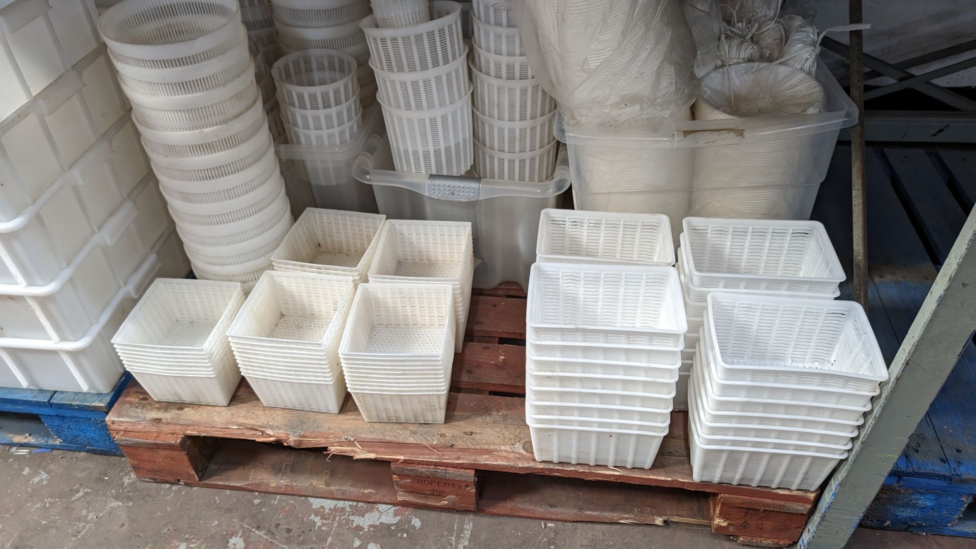 Quantity of plastic receptacles, comprising the contents of a pallet, plus small tubs above same (as - Bild 8 aus 10