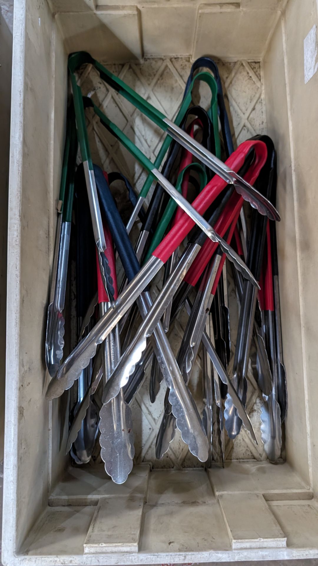 The contents of a crate of tongs - Image 4 of 4