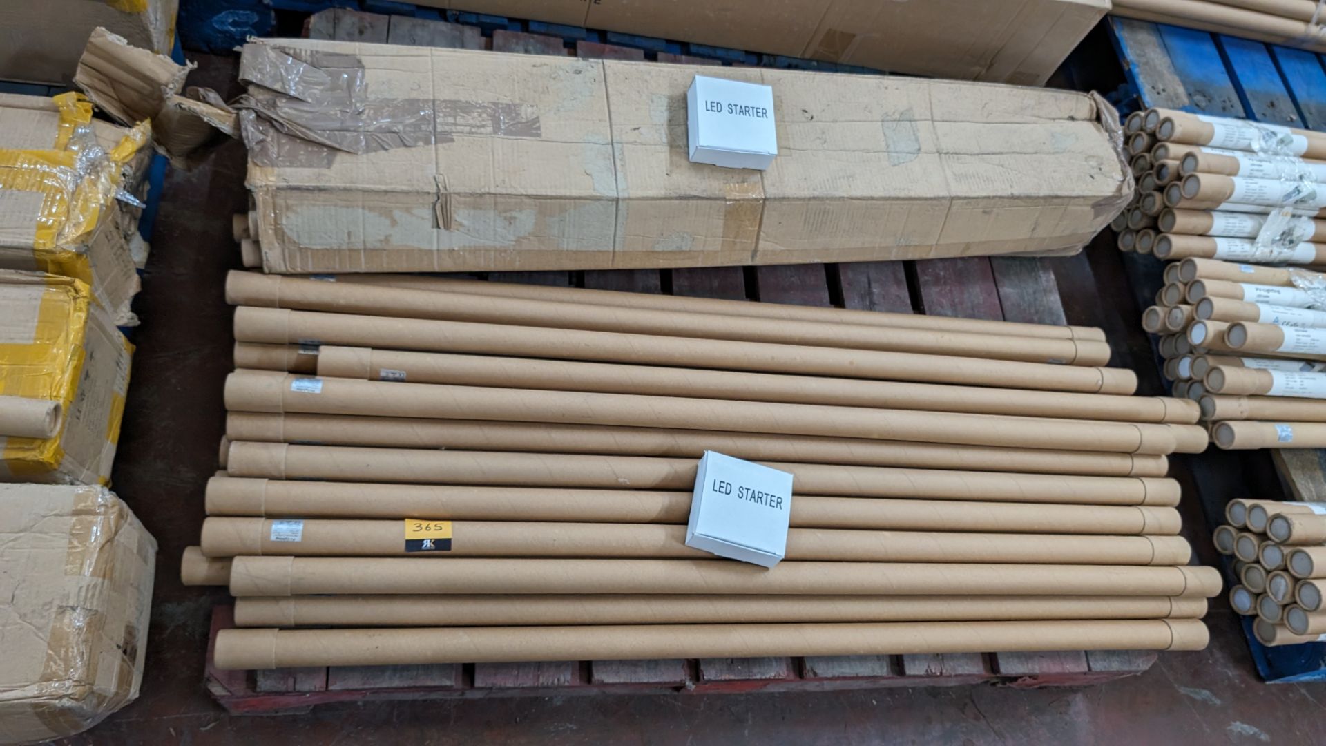 The contents of a pallet of T8 1200mm 20w 2000 lumens LED lighting tubes, approximately 44 pieces in - Image 5 of 5