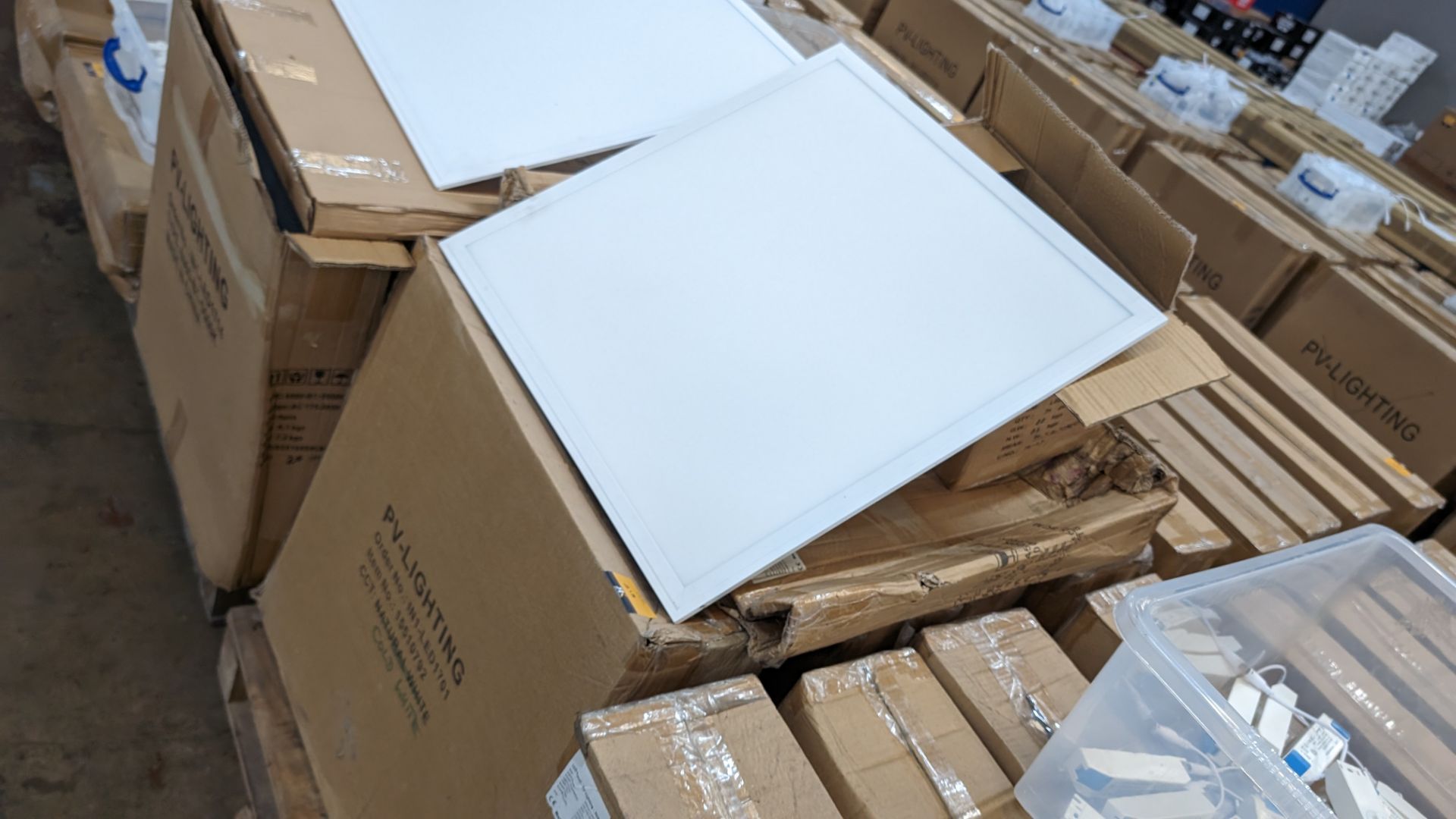 18 off 600mm x 600mm 36w 4500k 4320 lumens LED lighting panels. 36w drivers. This lot comprises 4 - Bild 2 aus 16