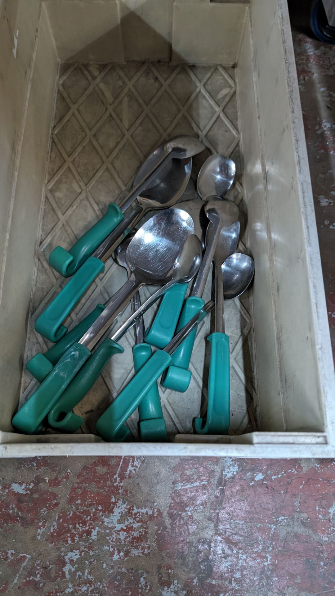 The contents of a crate of spoons - Bild 2 aus 4