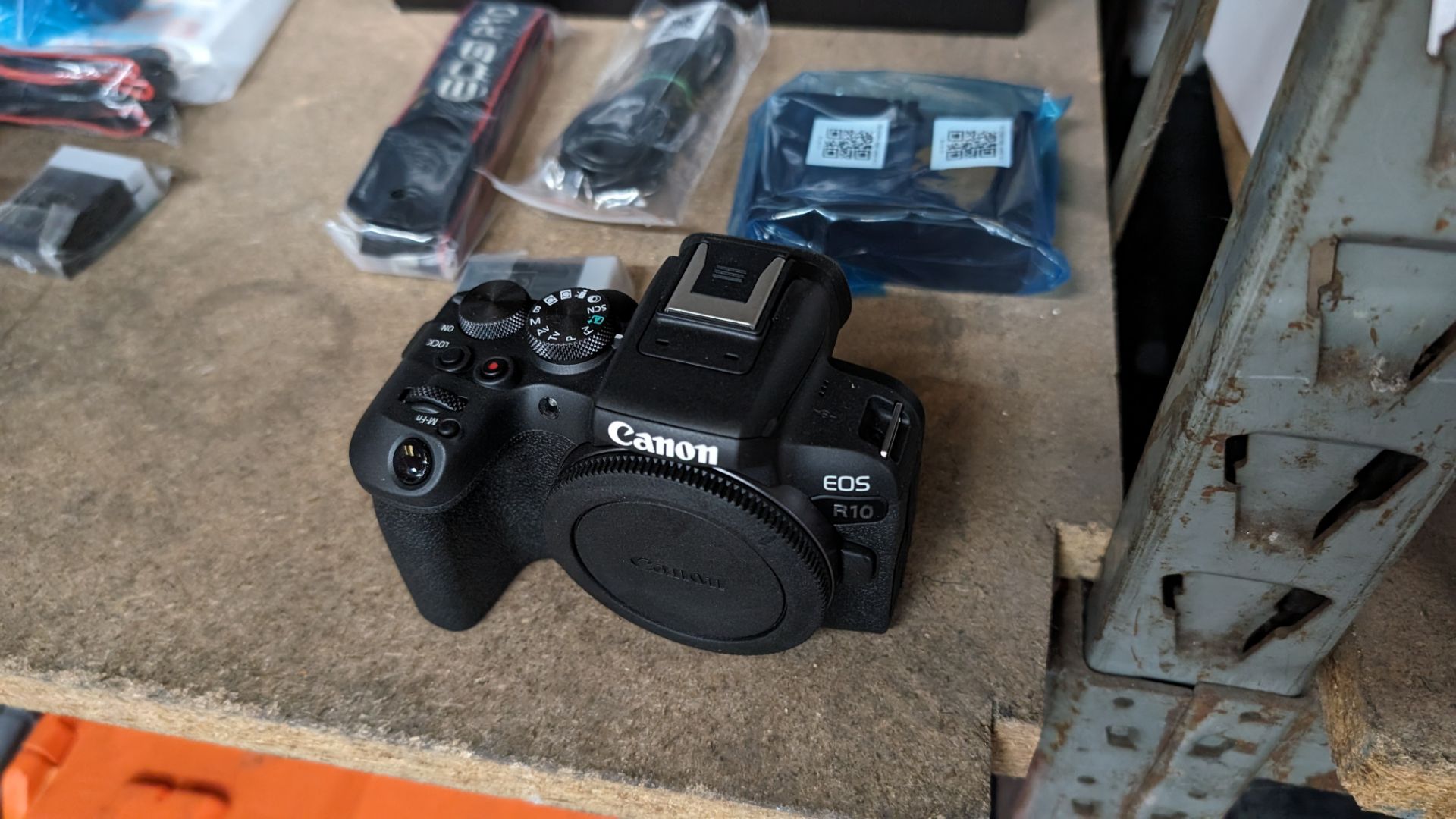 Canon EOS R10 camera, including battery, charger, strap and more - no lens - Bild 3 aus 13