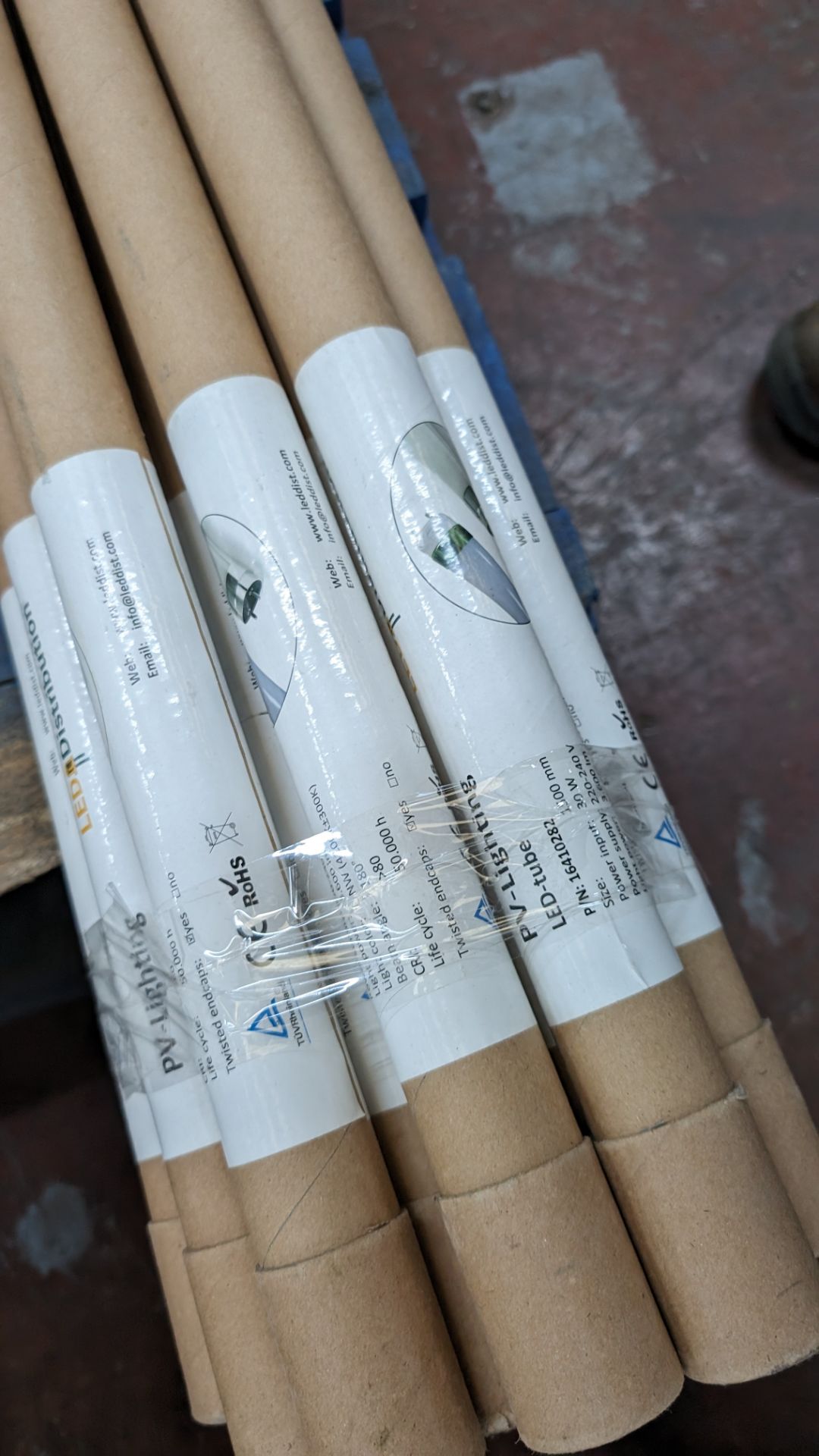 The contents of a pallet of 1500mm 30w 3600 lumens LED lighting tubes, 50,000 hours. Approximately - Image 3 of 6