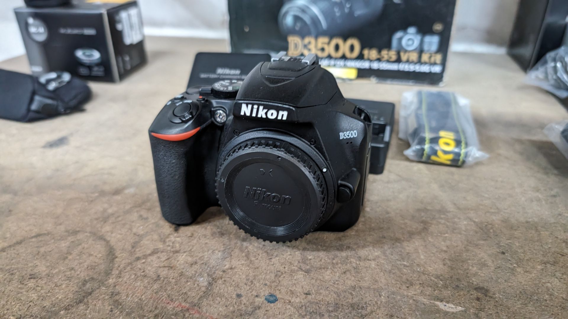 Nikon D3500 camera. Although this camera is in a box for a kit including a lens, this lot just comp - Bild 2 aus 8