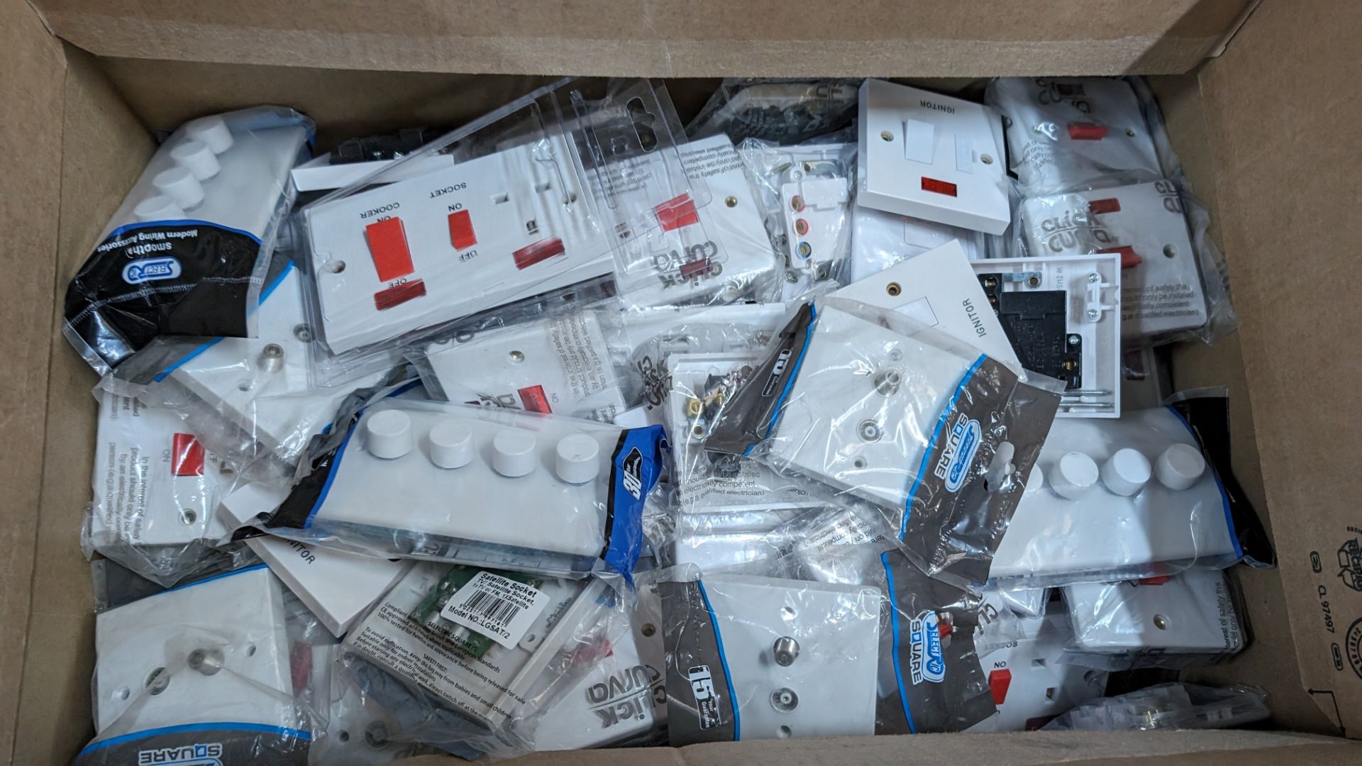Box of assorted sockets and switches - Image 3 of 4
