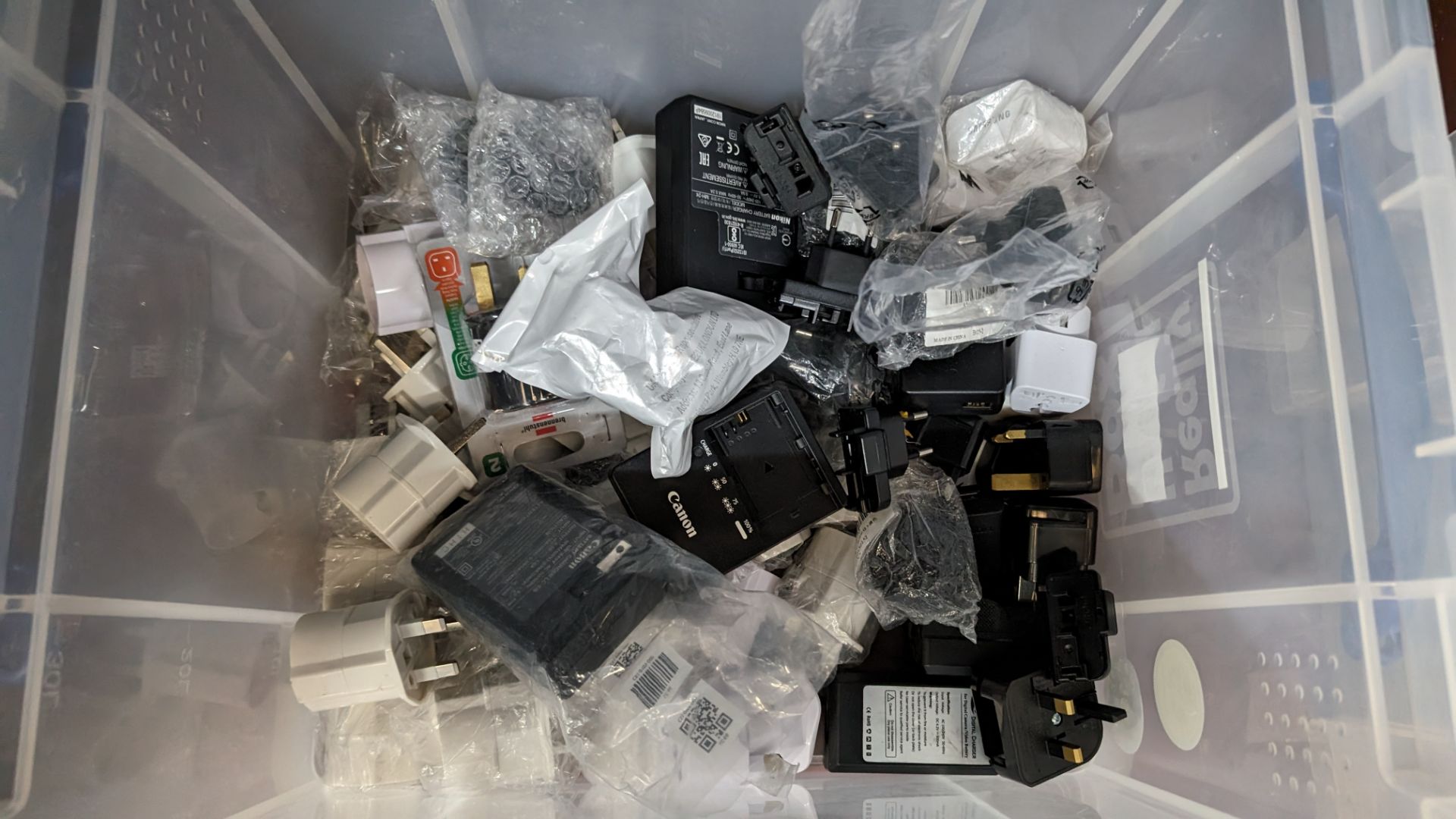 The contents of a crate of assorted power adaptors, battery charges and related - Bild 6 aus 8