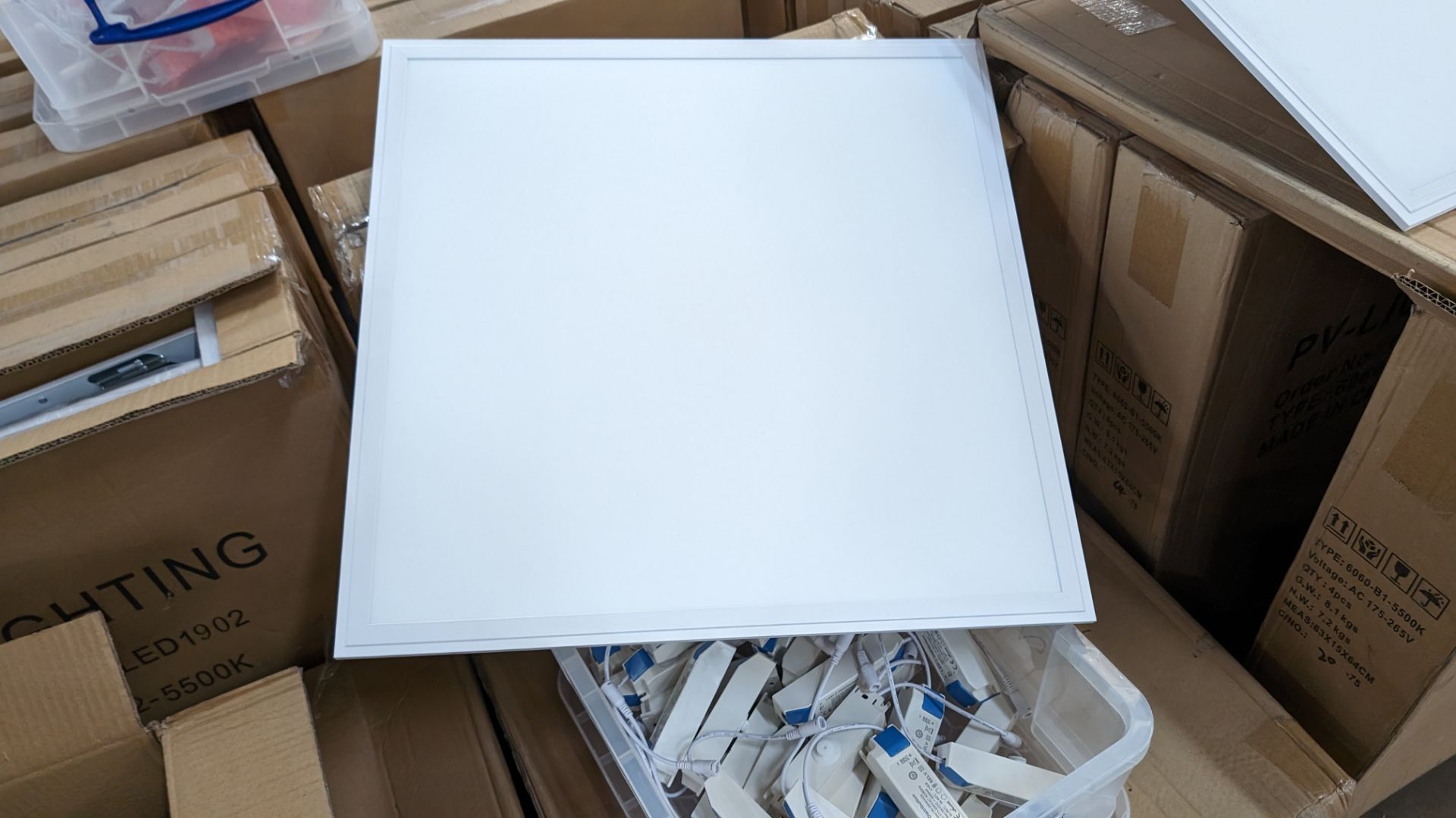 32 off Elegance Premium Eco 595mm x 595mm LED lighting panels. 4000k. 28/36w input power. 36w dri - Bild 6 aus 10