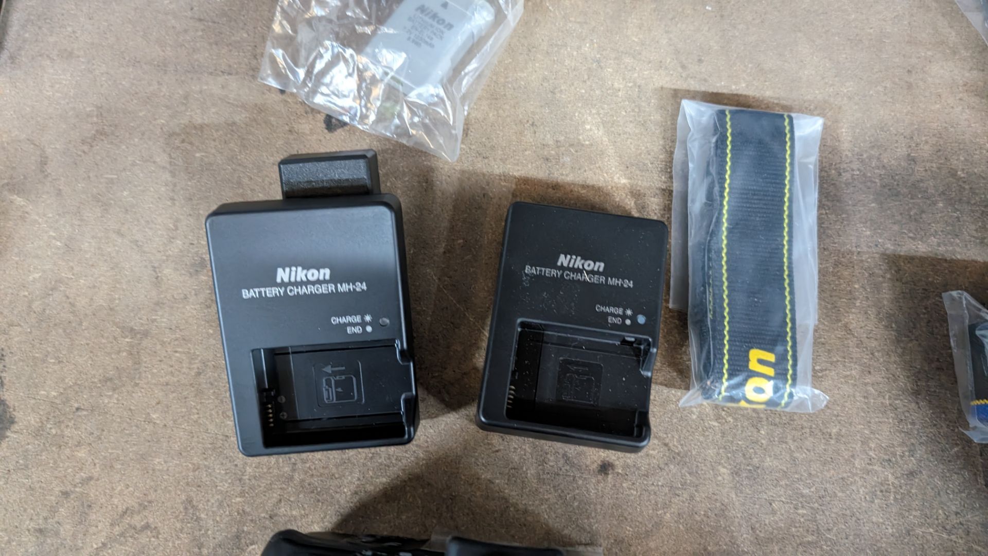 Nikon D3500 camera. Although this camera is in a box for a kit including a lens, this lot just comp - Bild 4 aus 8