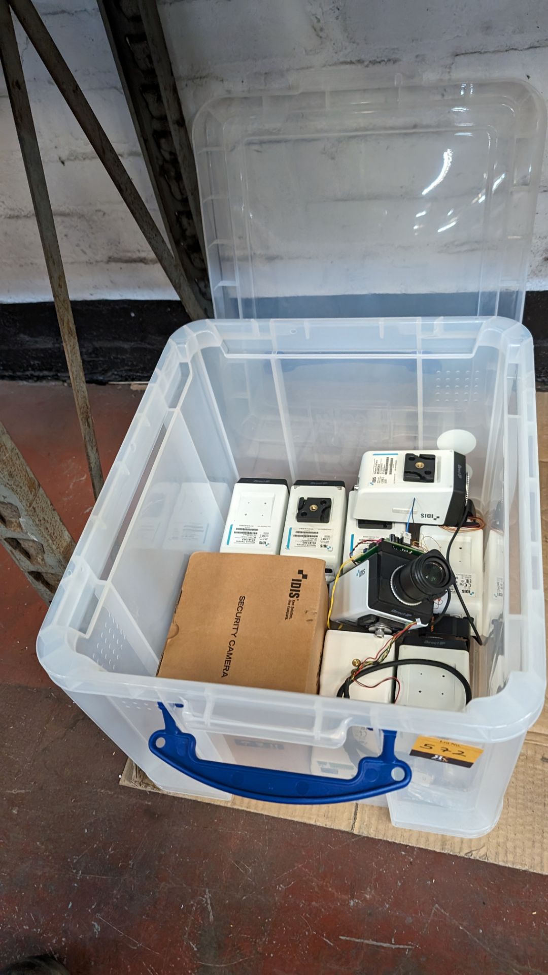 The contents of a crate of CCTV cameras and similar - Bild 2 aus 6