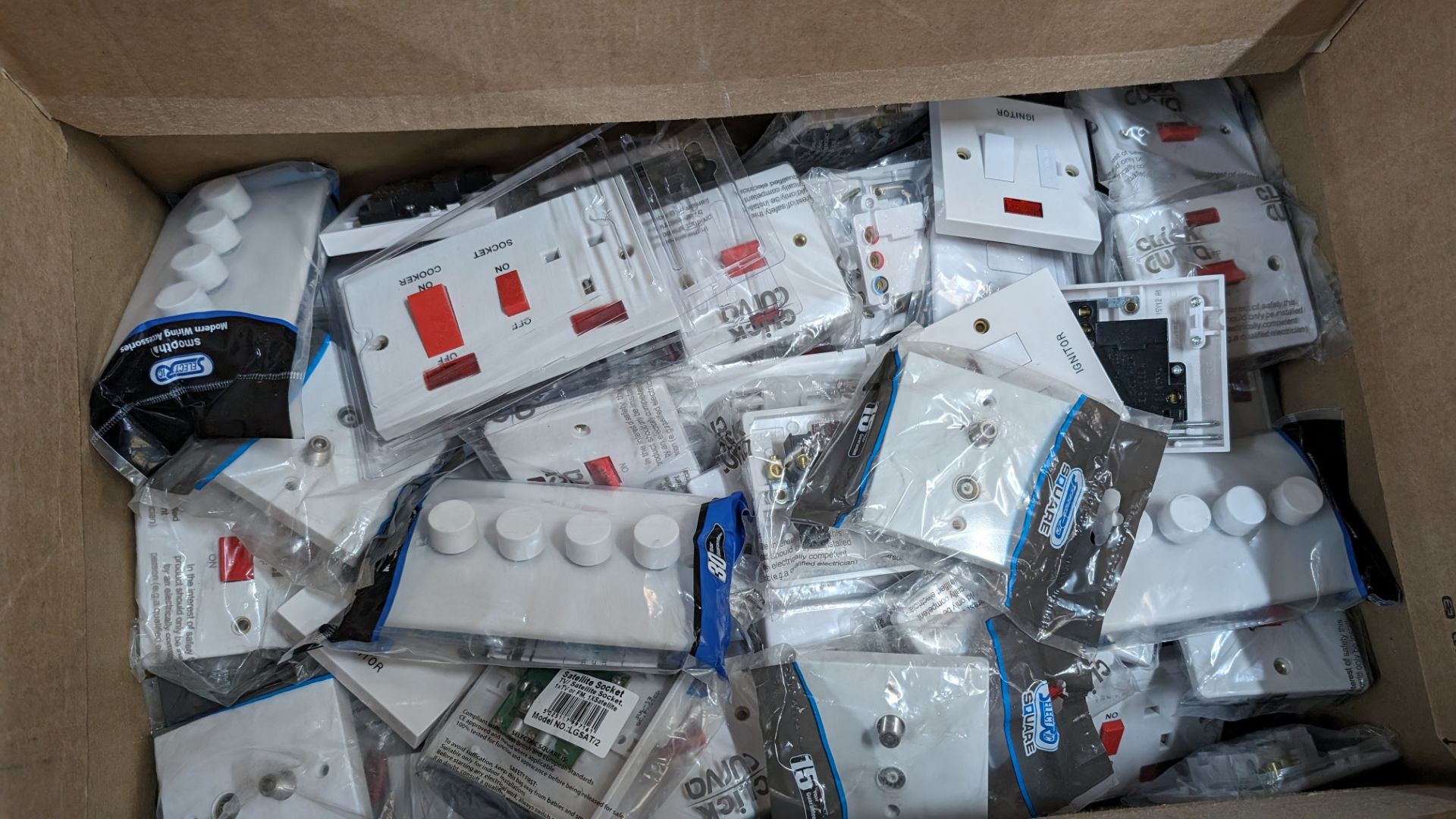 Box of assorted sockets and switches - Image 4 of 4