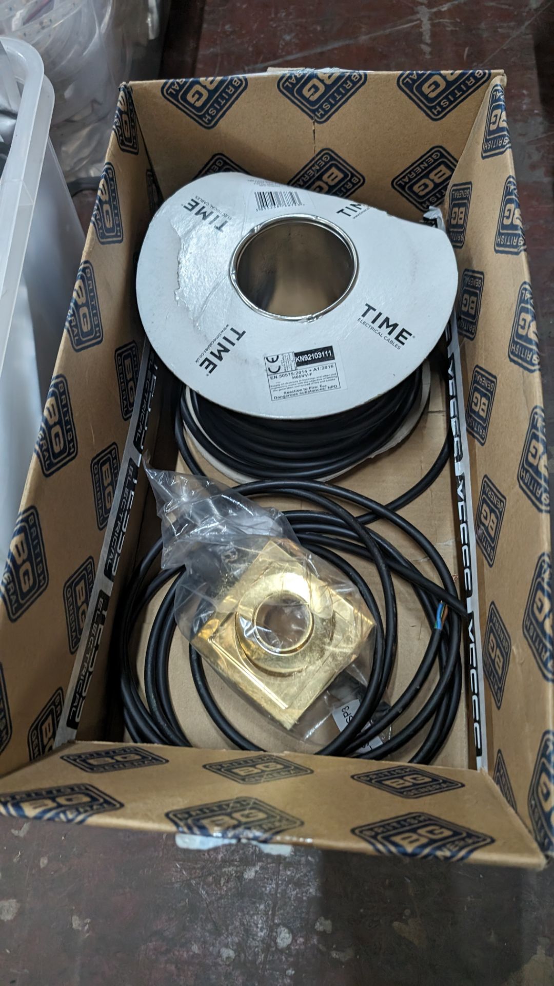 Box of cable plus light housing - Image 4 of 12