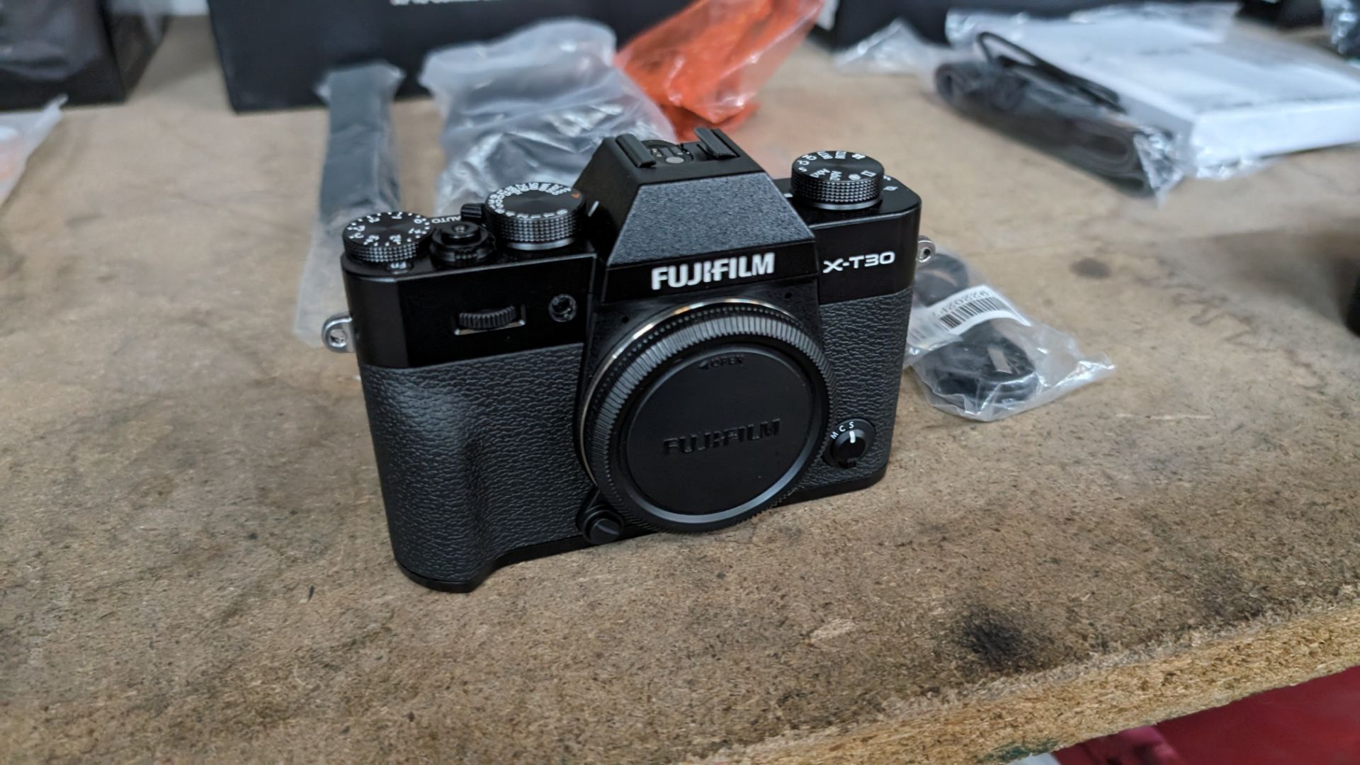 Fujifilm X-T30 camera, including battery, charger, cables, strap and more. NB: no lens - Bild 3 aus 12