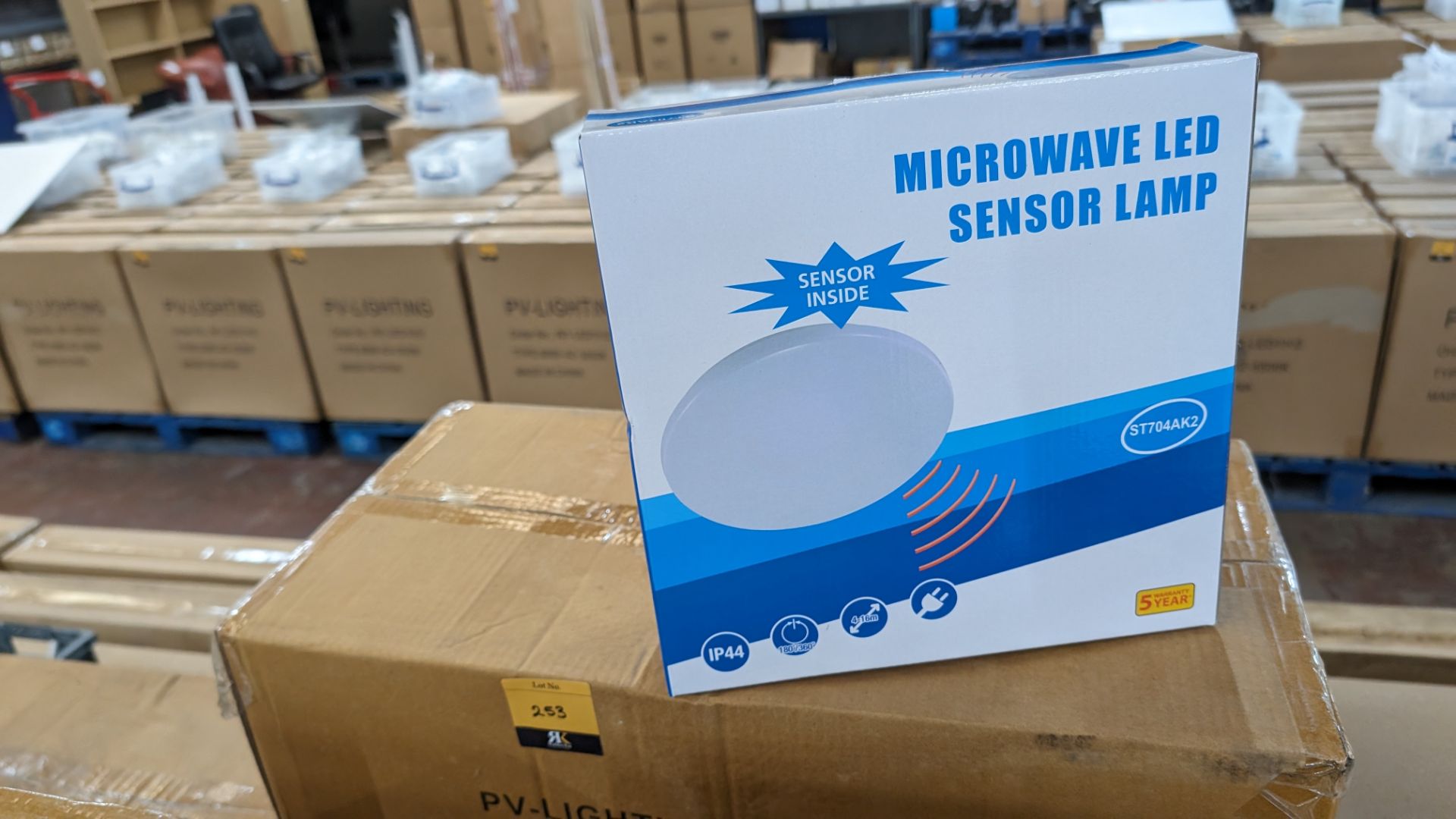 32 off microwave LED sensor lamps. IP44. 12w rated load (one stack)